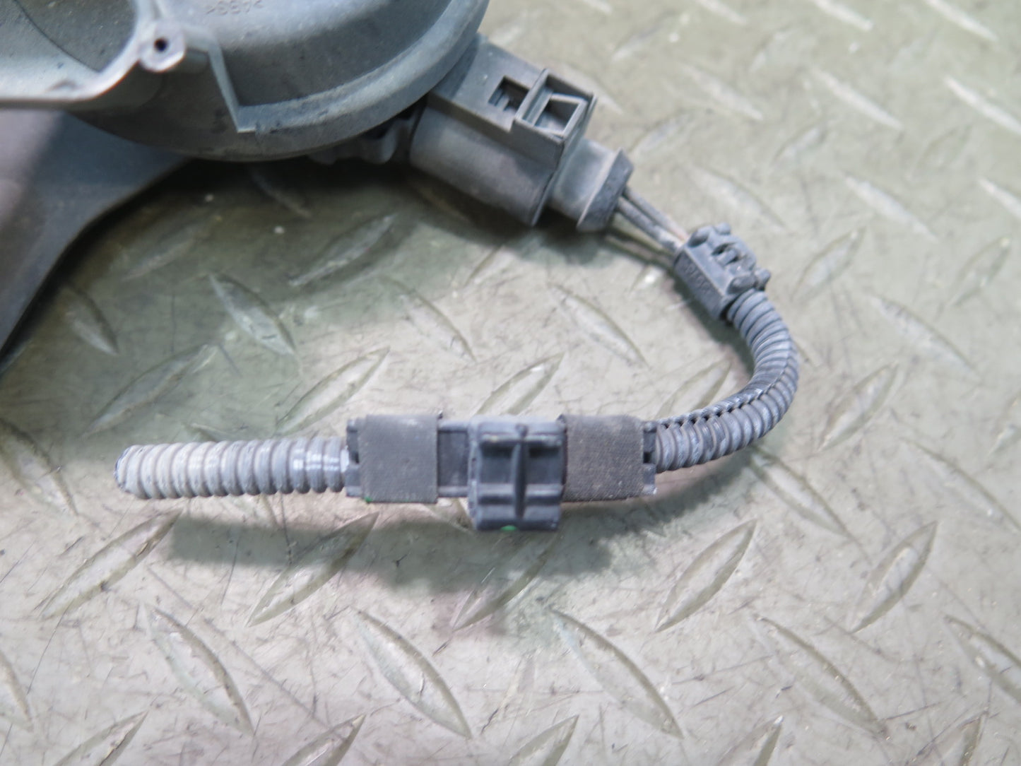 09-15 Audi TT S 8J High & Low Tone Pitch Horn Signal w Mount OEM