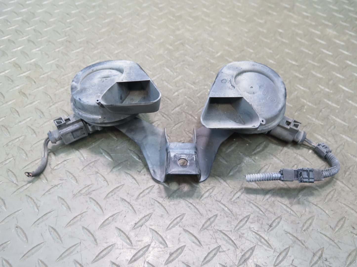 09-15 Audi TT S 8J High & Low Tone Pitch Horn Signal w Mount OEM