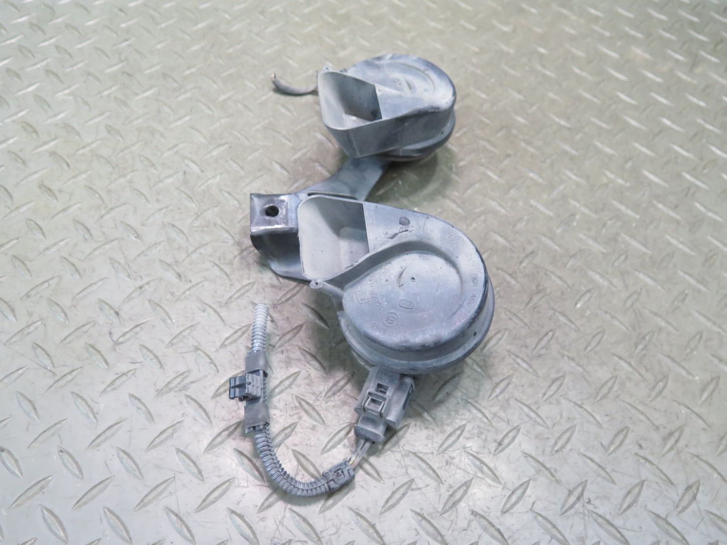 09-15 Audi TT S 8J High & Low Tone Pitch Horn Signal w Mount OEM