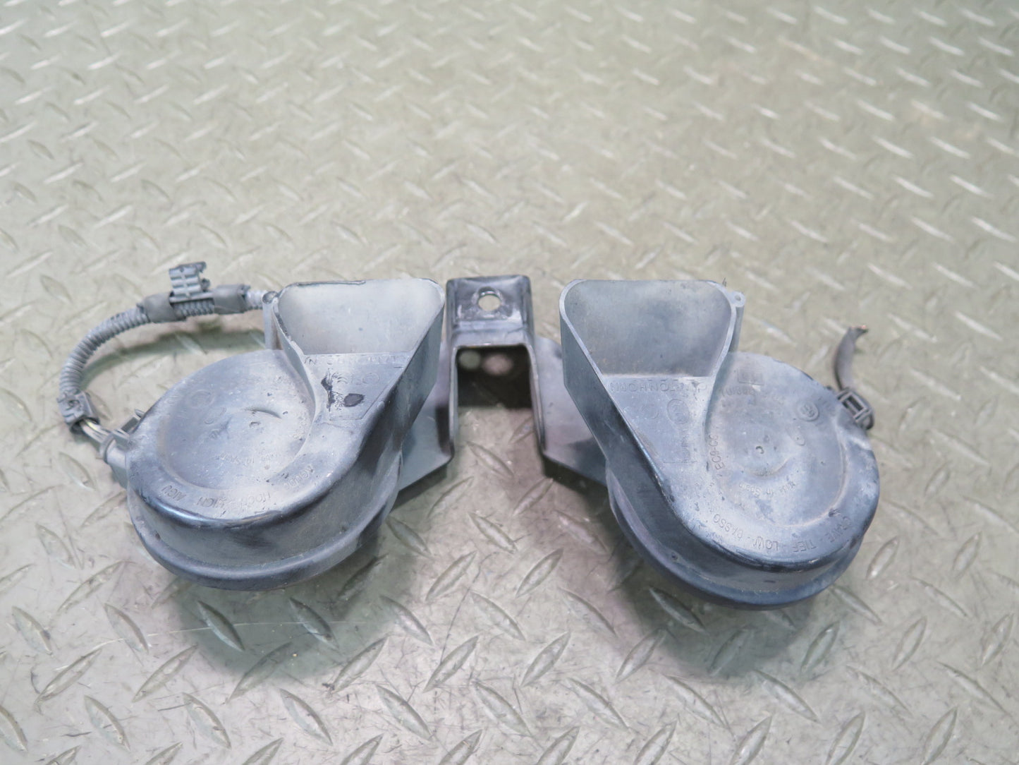 09-15 Audi TT S 8J High & Low Tone Pitch Horn Signal w Mount OEM