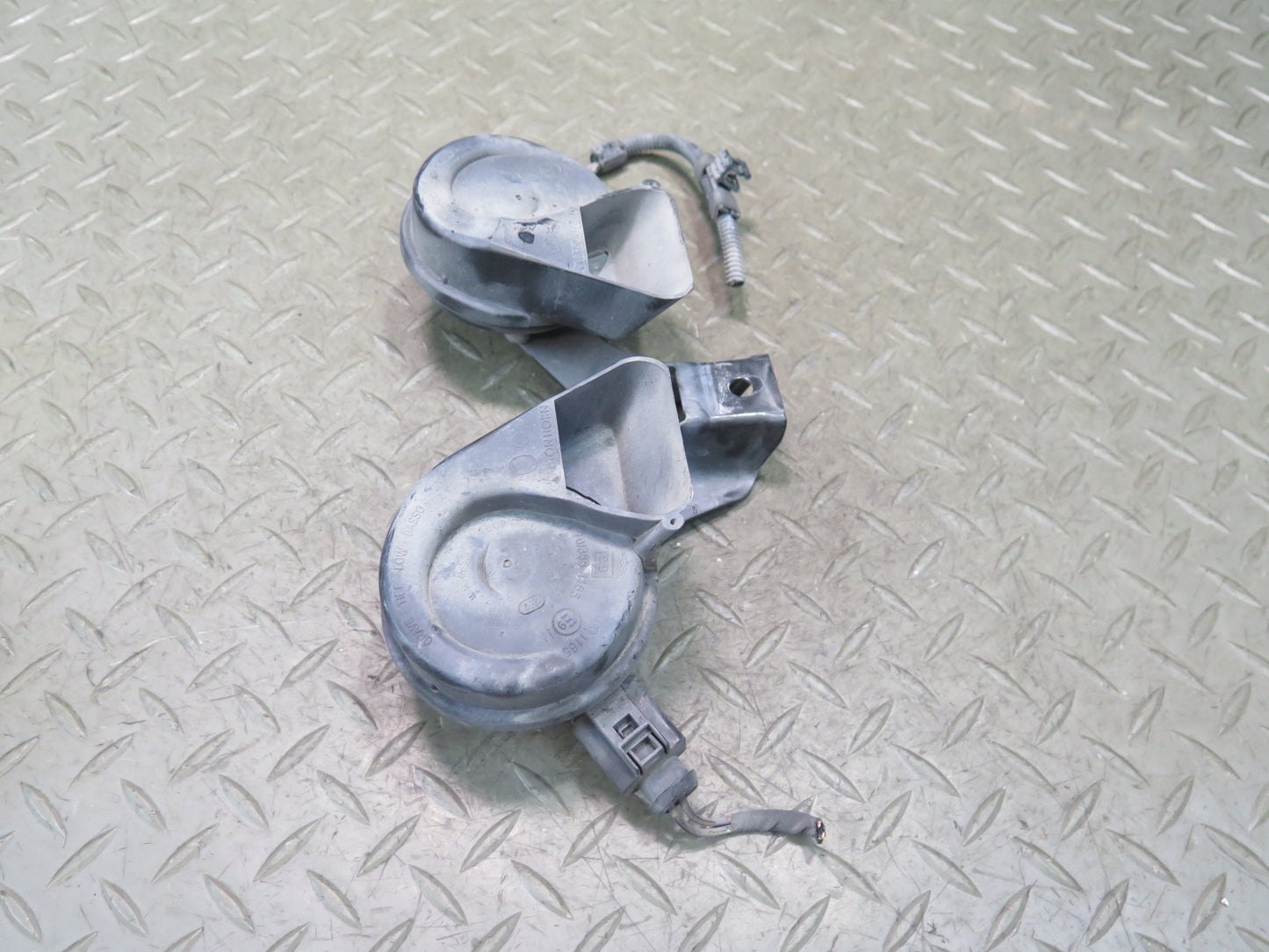 09-15 Audi TT S 8J High & Low Tone Pitch Horn Signal w Mount OEM