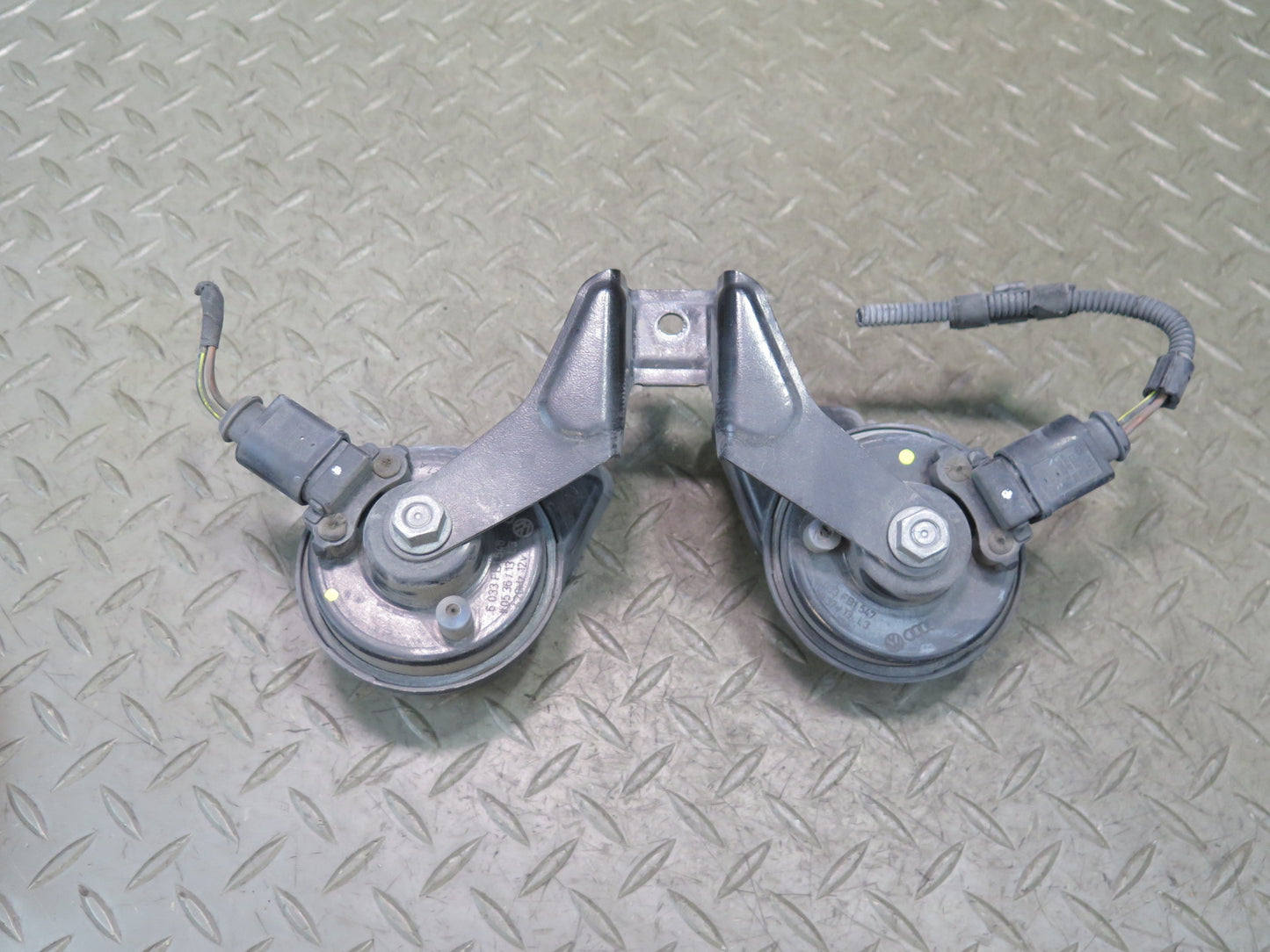 09-15 Audi TT S 8J High & Low Tone Pitch Horn Signal w Mount OEM