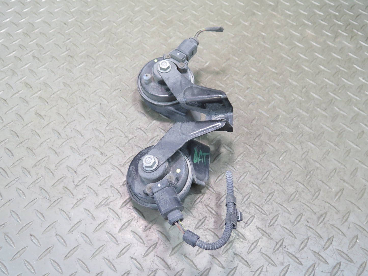 09-15 Audi TT S 8J High & Low Tone Pitch Horn Signal w Mount OEM