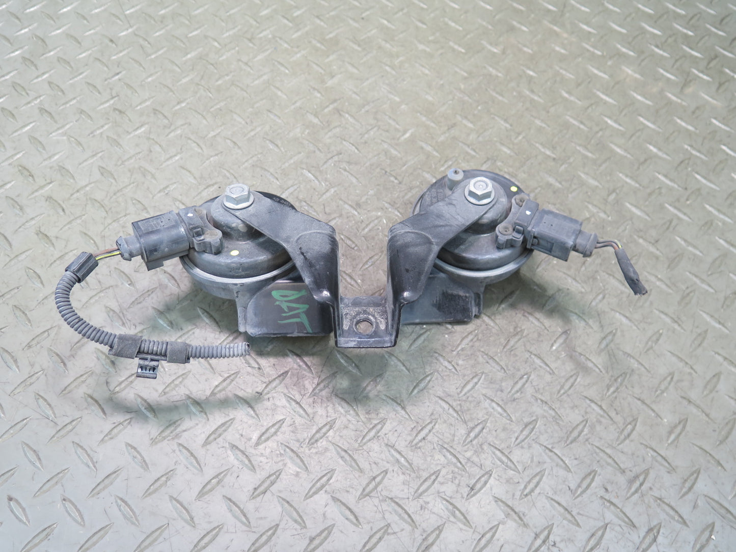 09-15 Audi TT S 8J High & Low Tone Pitch Horn Signal w Mount OEM