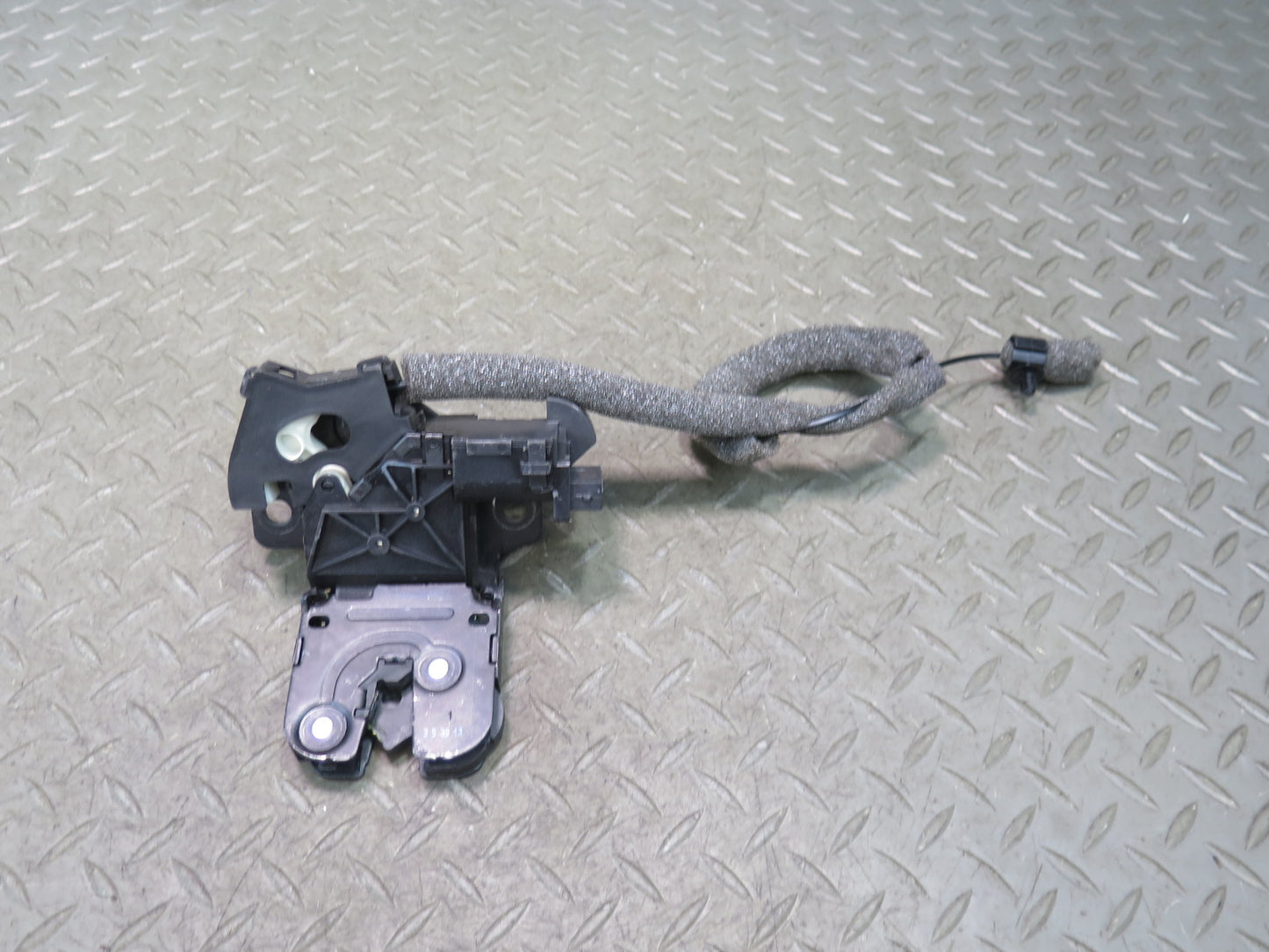 08-15 Audi TT S 8J Coupe Rear Trunk Lid Lock Latch Actuator 8P4827505C OEM