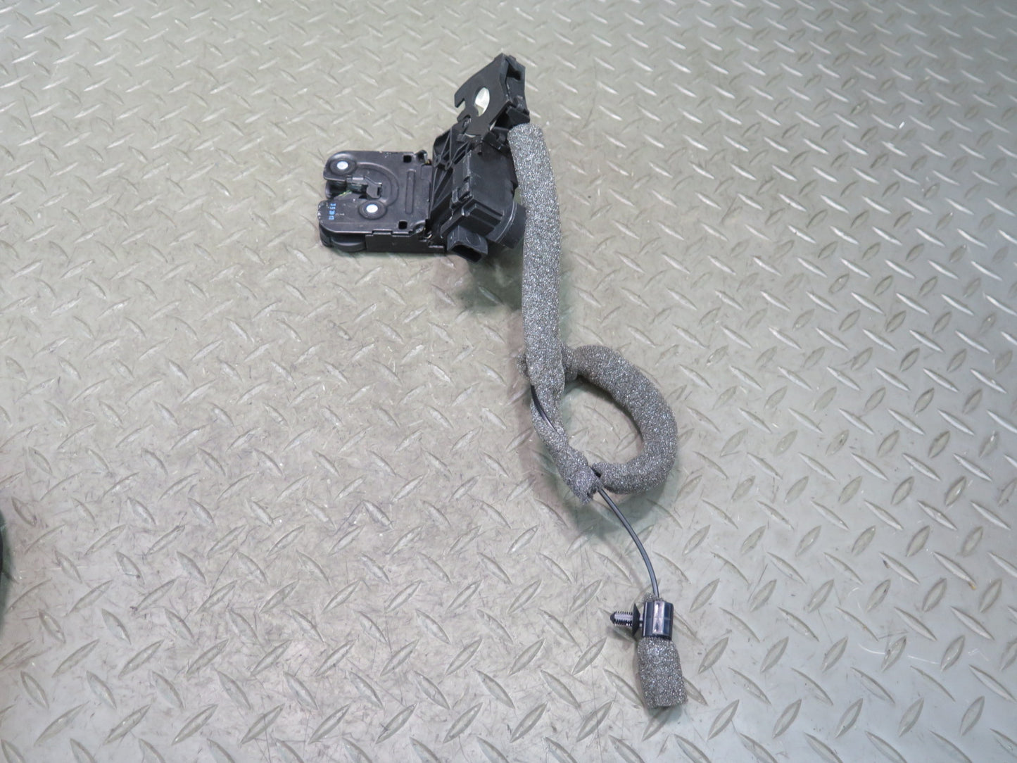 08-15 Audi TT S 8J Coupe Rear Trunk Lid Lock Latch Actuator 8P4827505C OEM