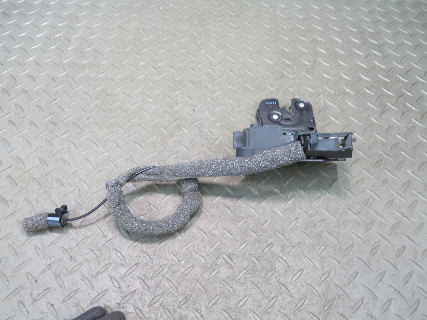 08-15 Audi TT S 8J Coupe Rear Trunk Lid Lock Latch Actuator 8P4827505C OEM