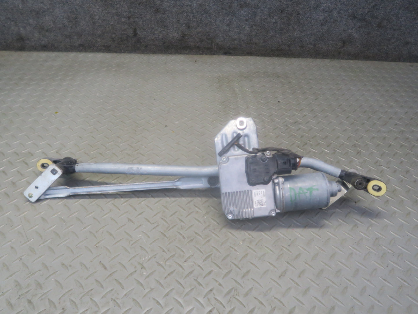 09-15 Audi TT S 8J Front Windshield Wiper Linkage w Motor 8J1955119A OEM