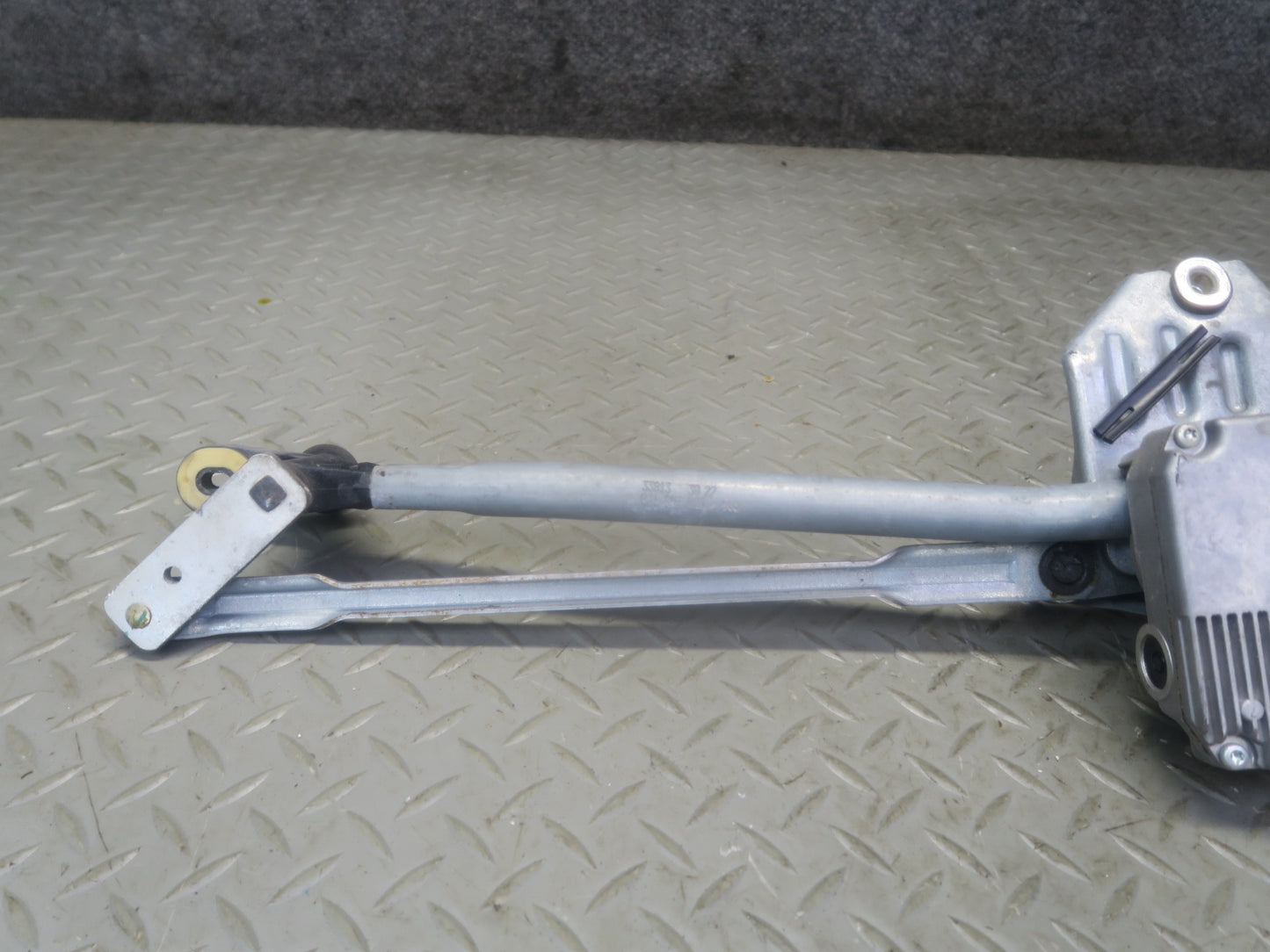 09-15 Audi TT S 8J Front Windshield Wiper Linkage w Motor 8J1955119A OEM