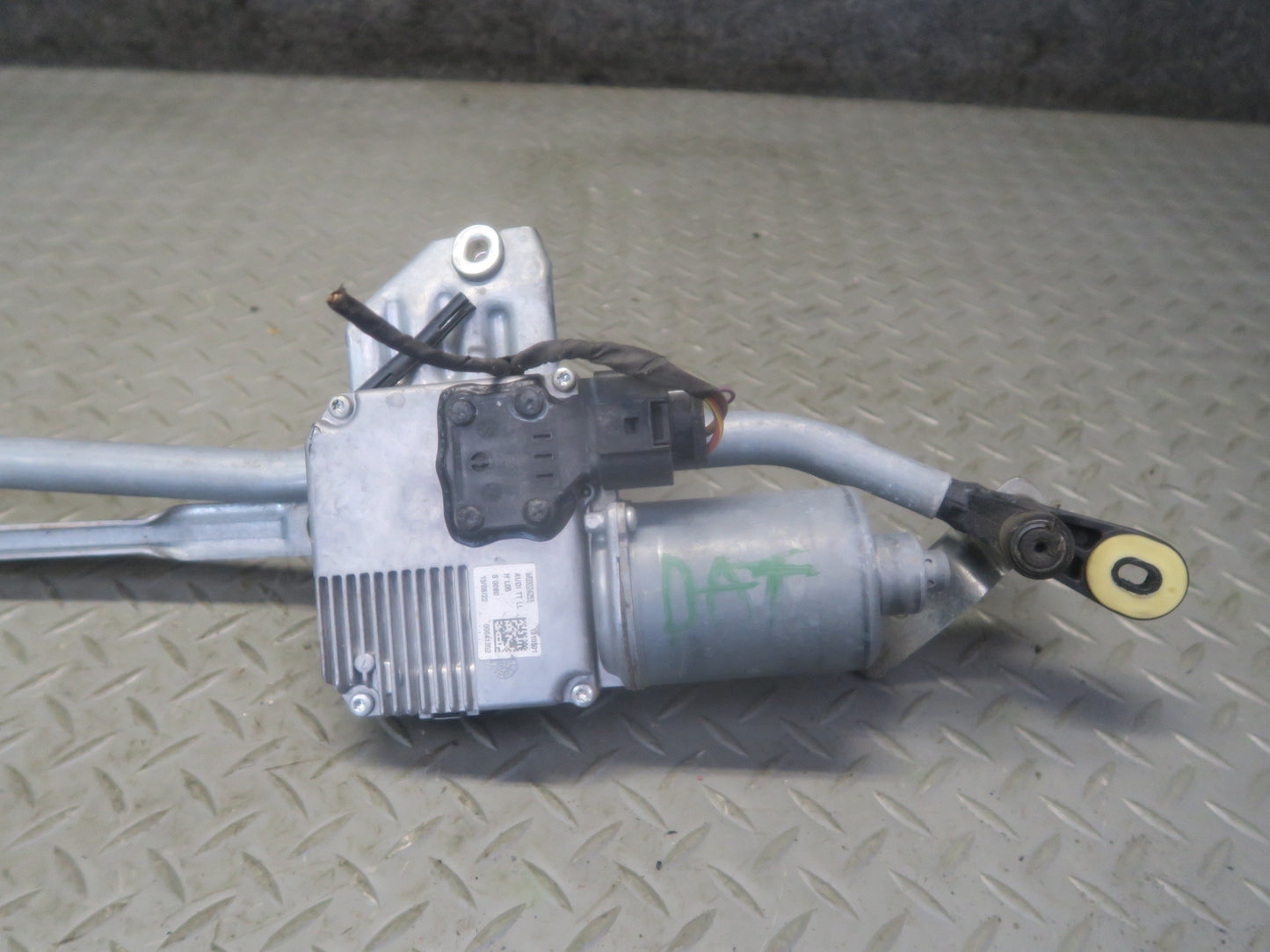 09-15 Audi TT S 8J Front Windshield Wiper Linkage w Motor 8J1955119A OEM