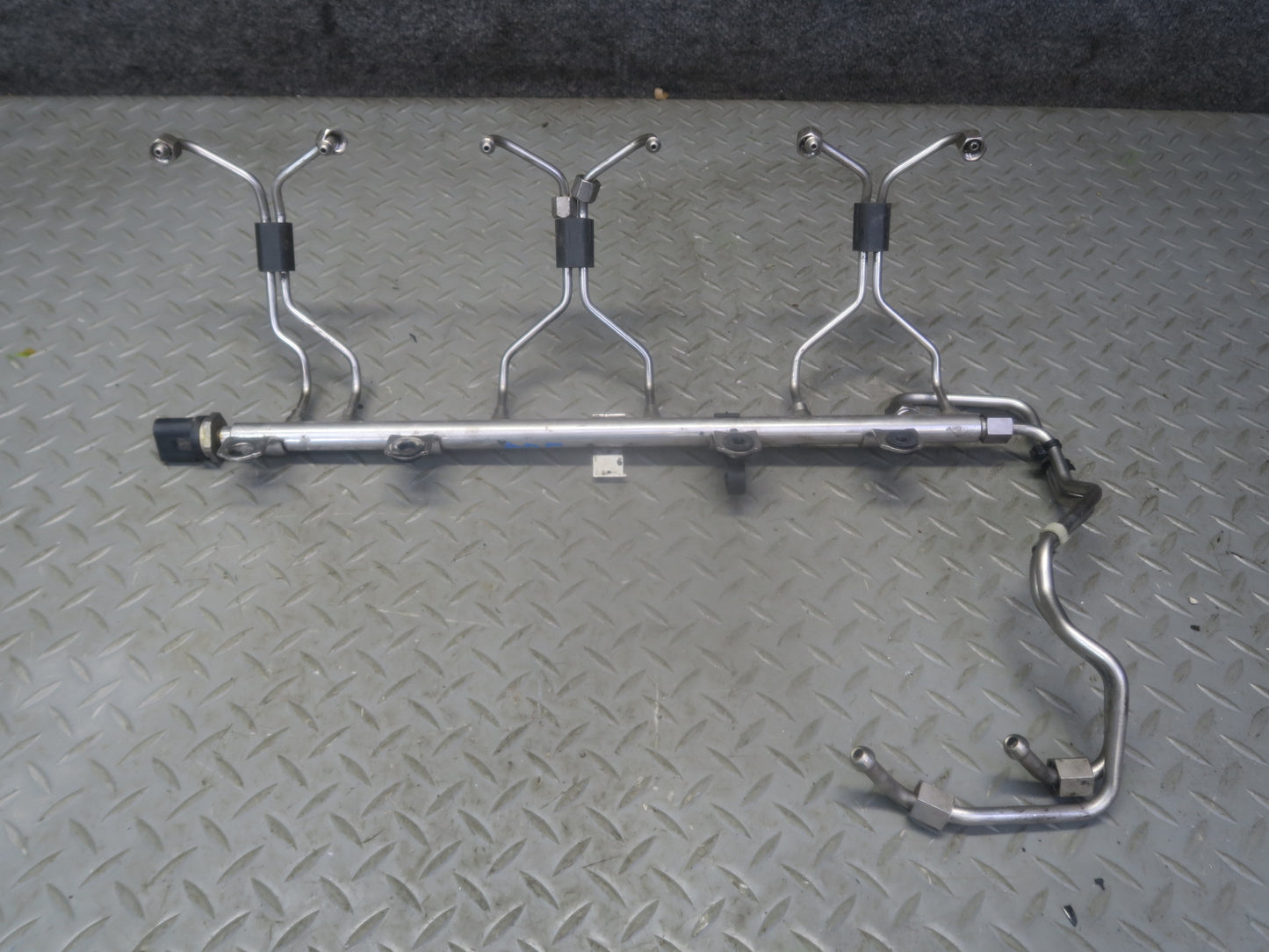2015-2020 BMW F82 F83 M4 S55 Engine High Pressure Fuel Injector Line Rail