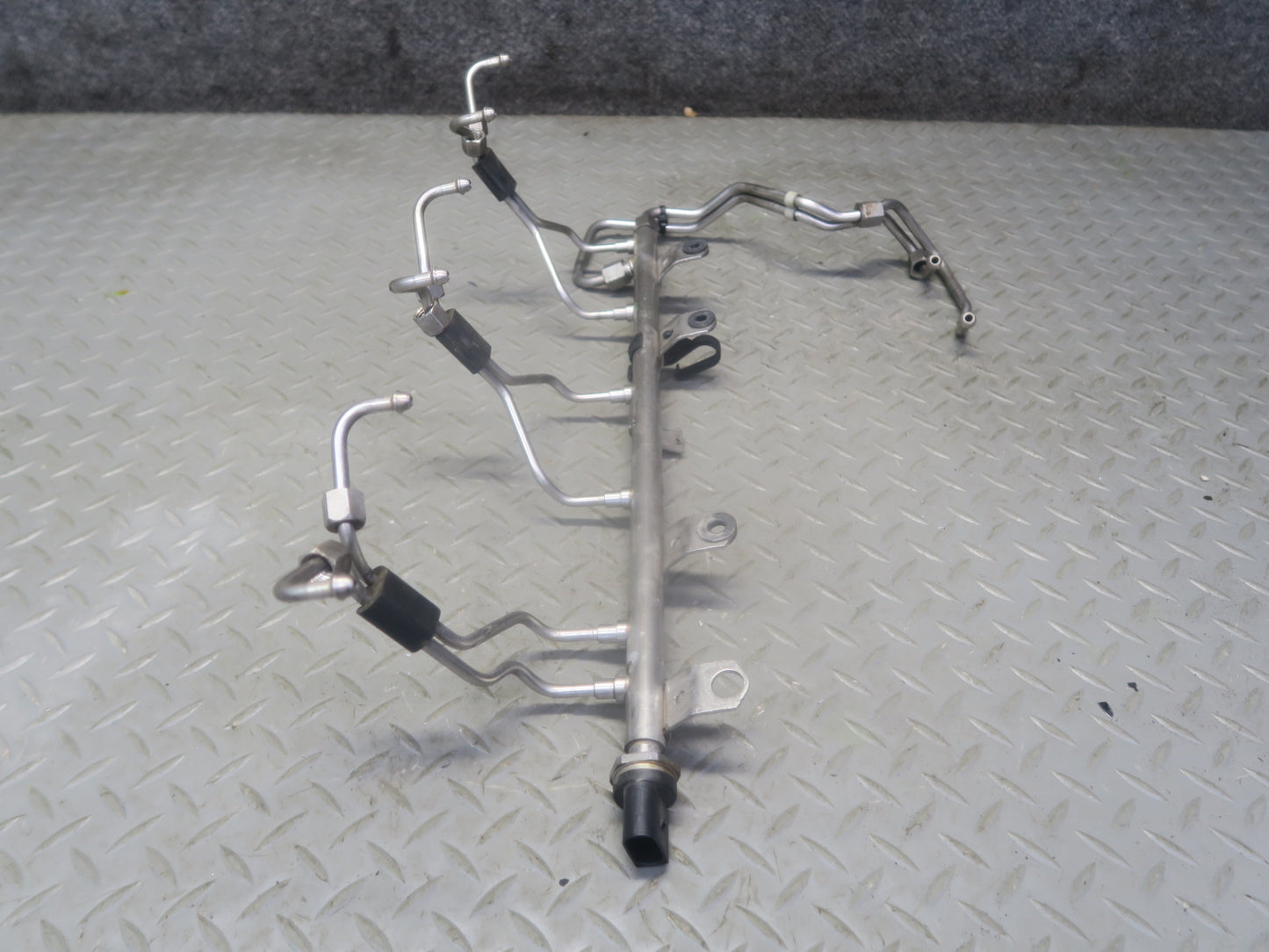 2015-2020 BMW F82 F83 M4 S55 Engine High Pressure Fuel Injector Line Rail