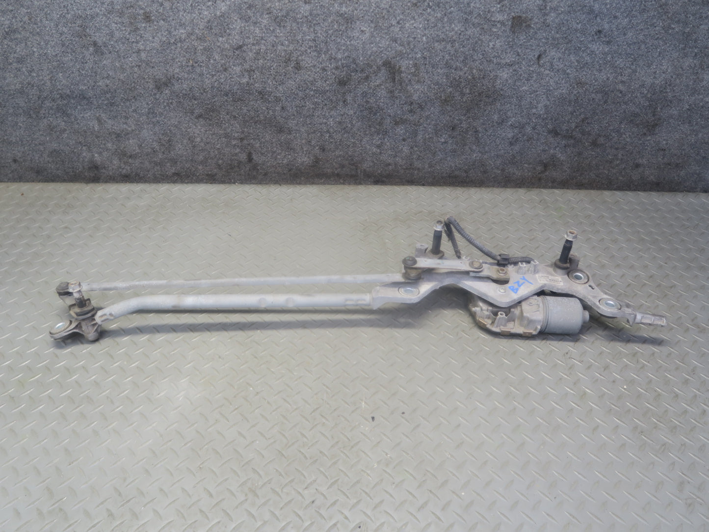 2011-2018 Porsche Cayenne 958 Windshield Wiper Transmission Linkage w Motor