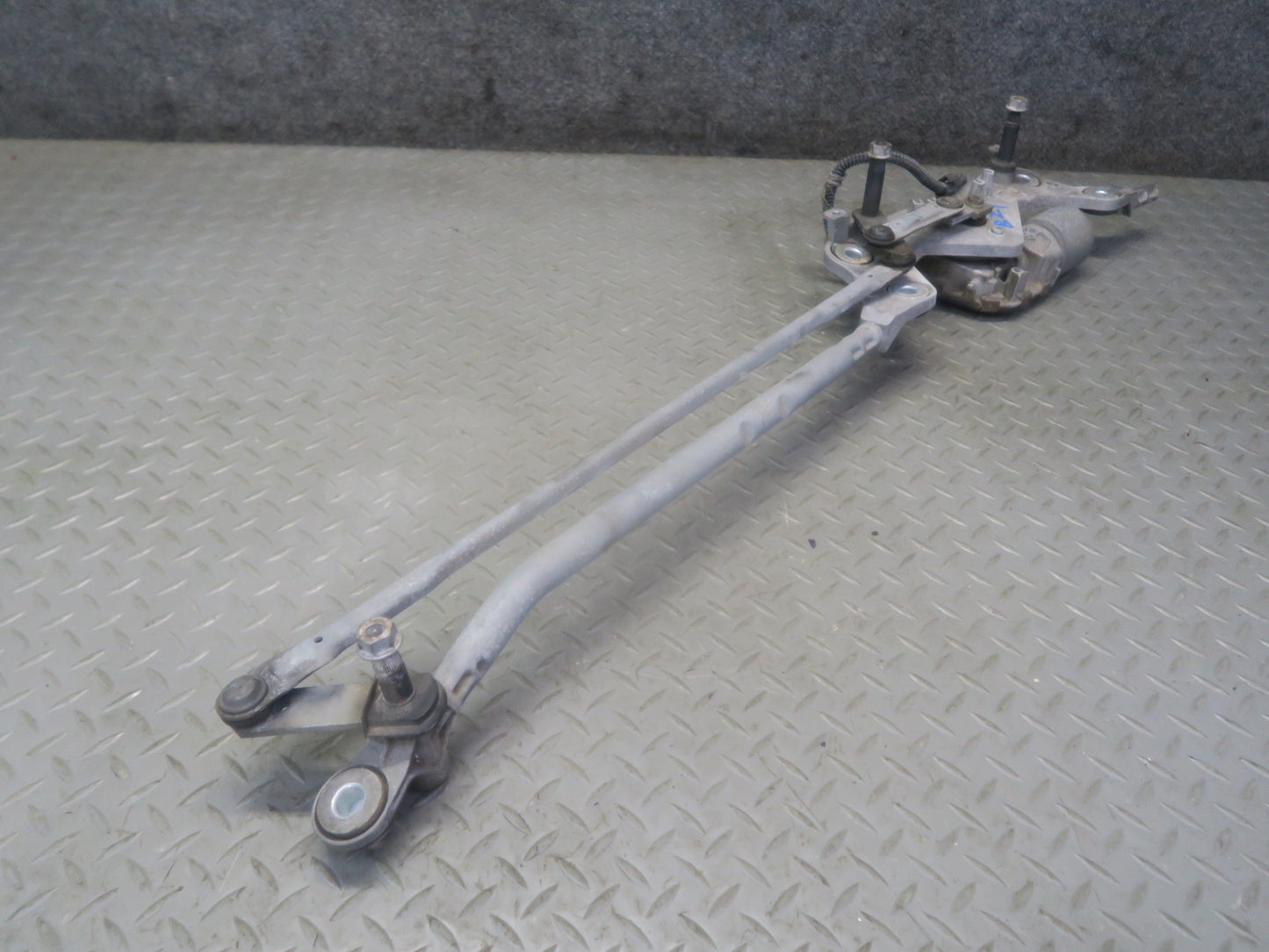 2011-2018 Porsche Cayenne 958 Windshield Wiper Transmission Linkage w Motor