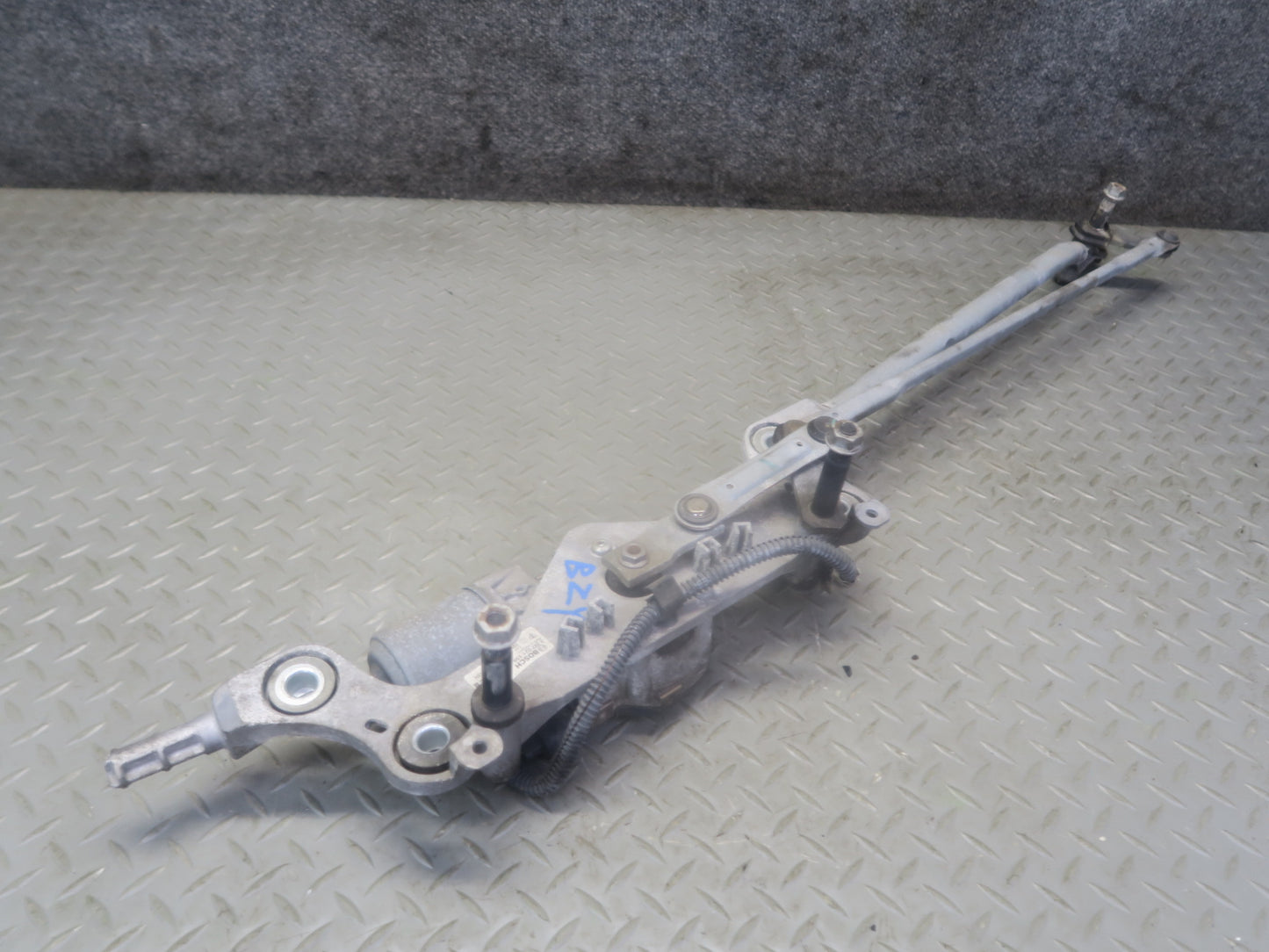 2011-2018 Porsche Cayenne 958 Windshield Wiper Transmission Linkage w Motor