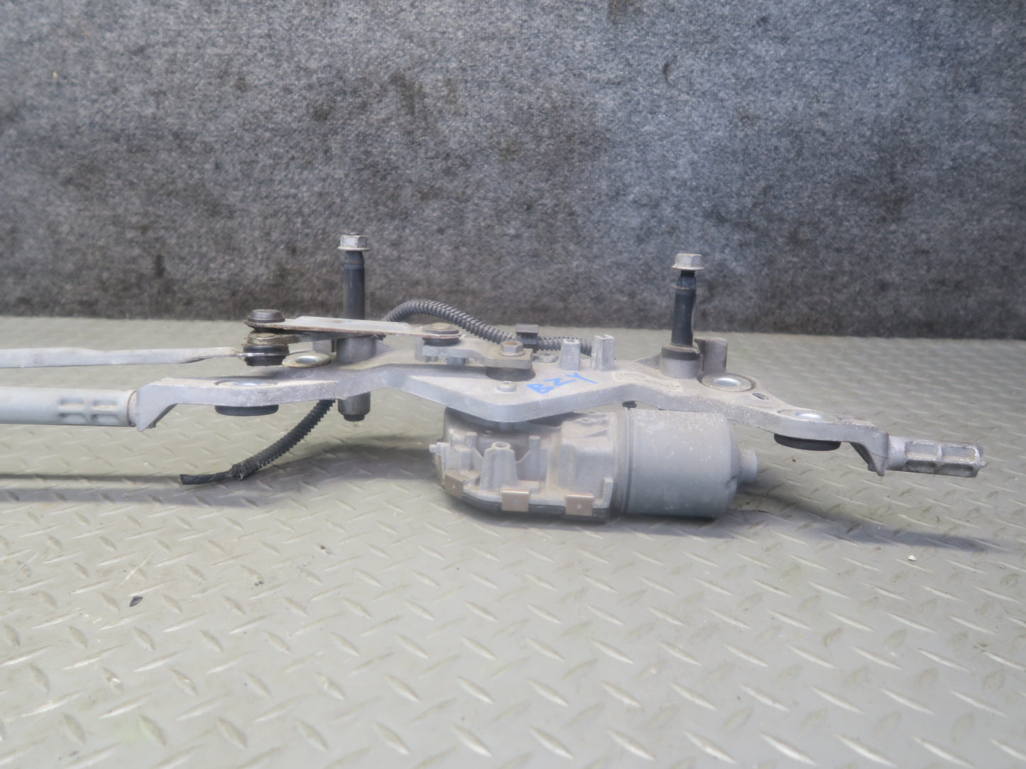 2011-2018 Porsche Cayenne 958 Windshield Wiper Transmission Linkage w Motor