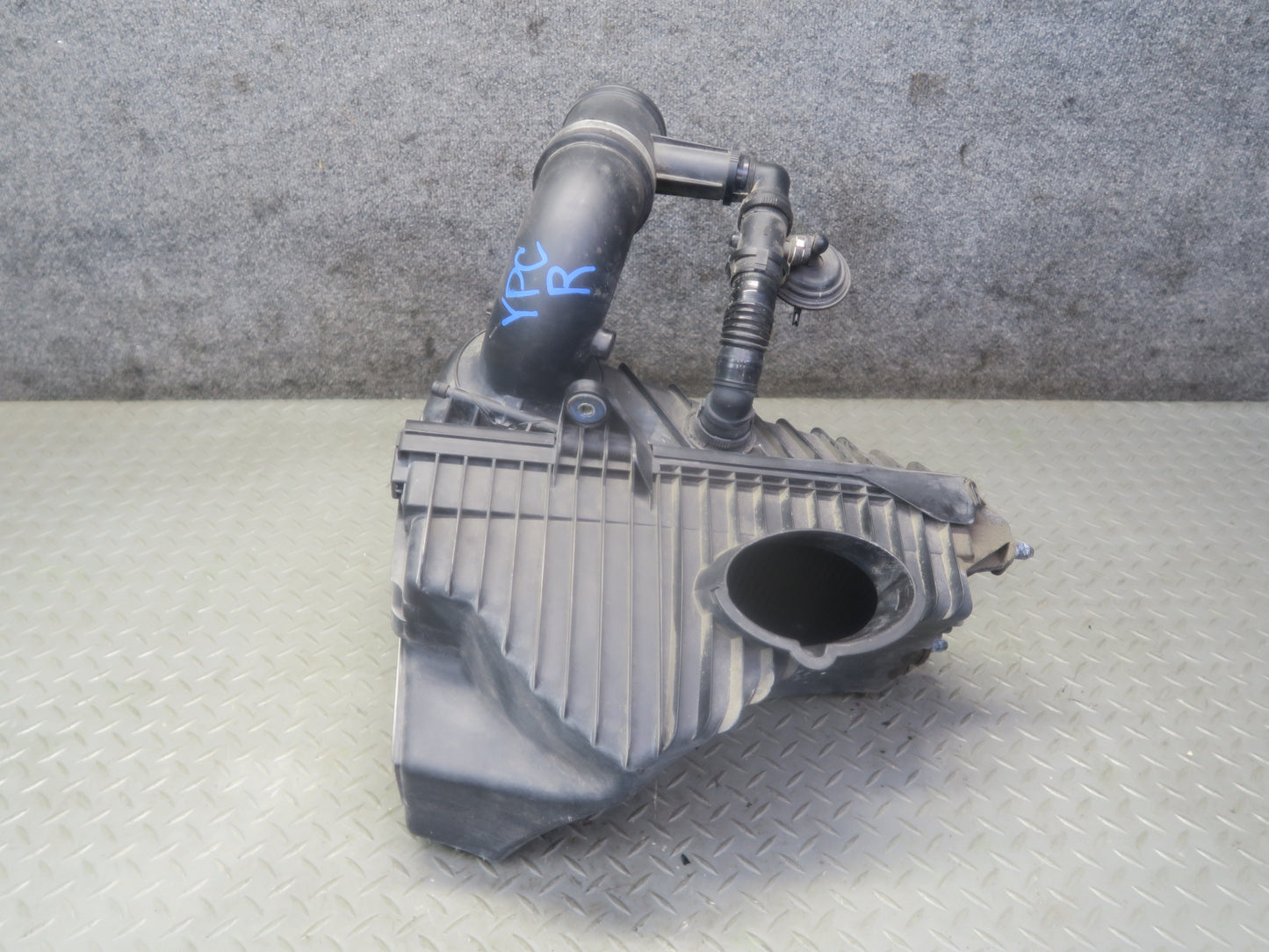 11-16 Porsche Cayenne 958 4.8L NA Right Air Intake Cleaner Filter Box w MAF Sens