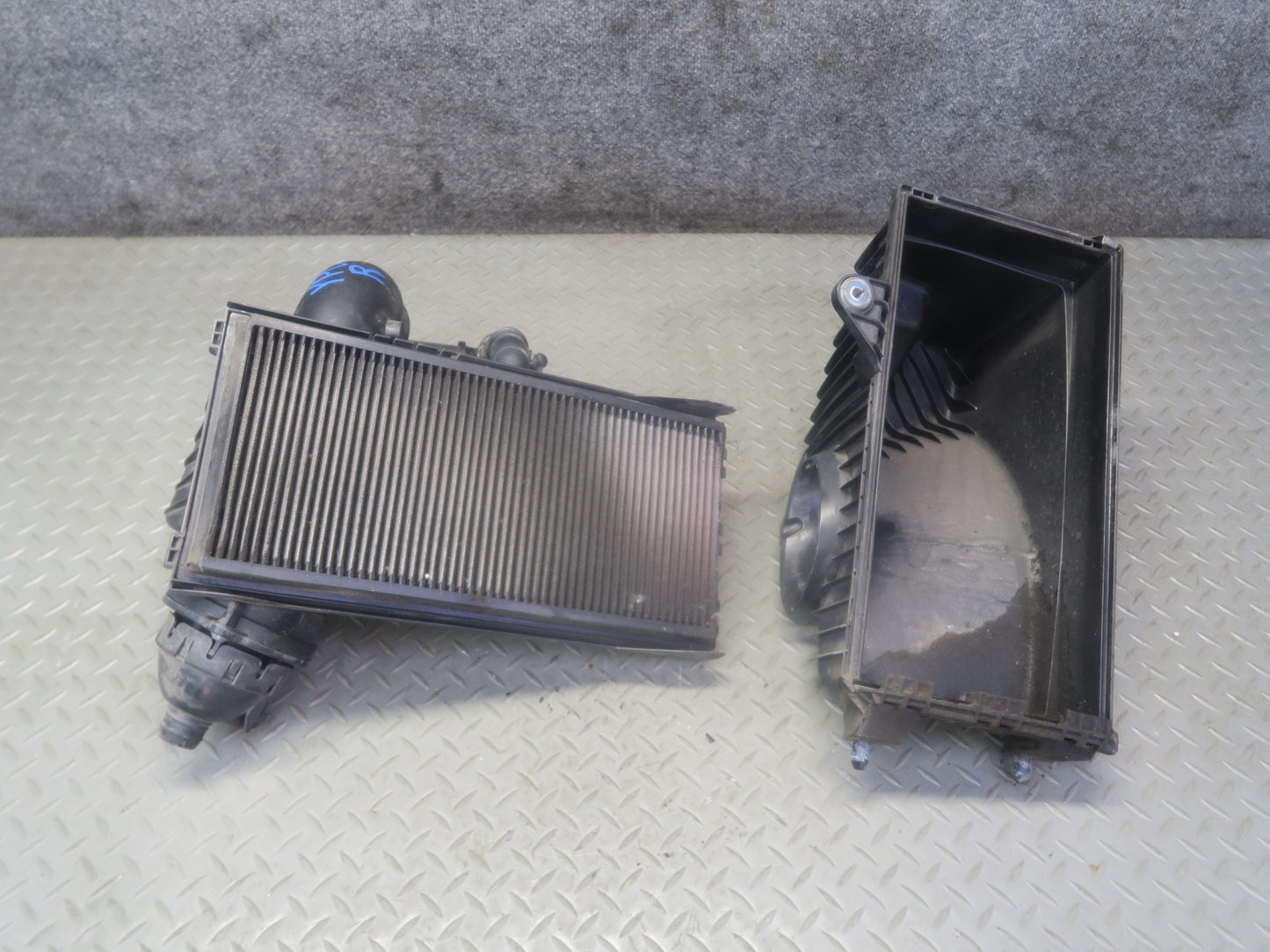 11-16 Porsche Cayenne 958 4.8L NA Right Air Intake Cleaner Filter Box w MAF Sens