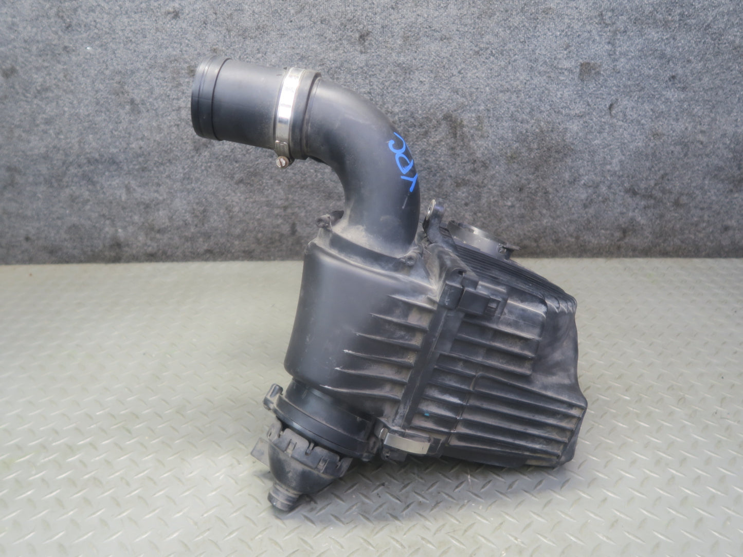11-16 Porsche Cayenne 958 4.8L NA Right Air Intake Cleaner Filter Box w MAF Sens