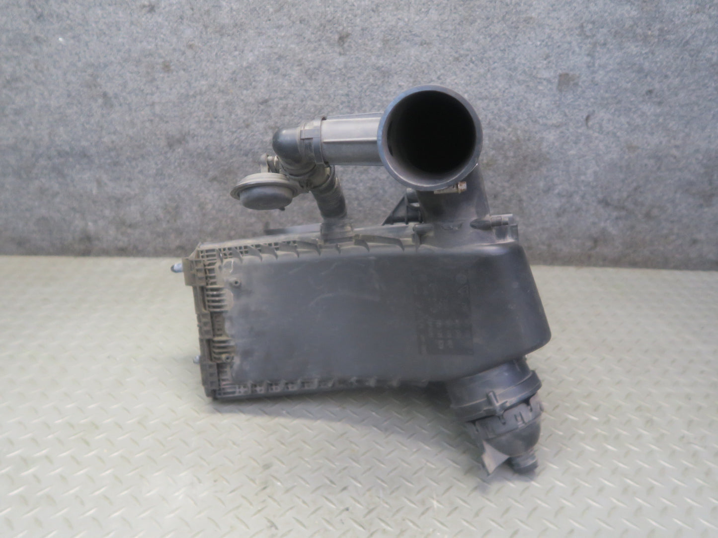 11-16 Porsche Cayenne 958 4.8L NA Right Air Intake Cleaner Filter Box w MAF Sens