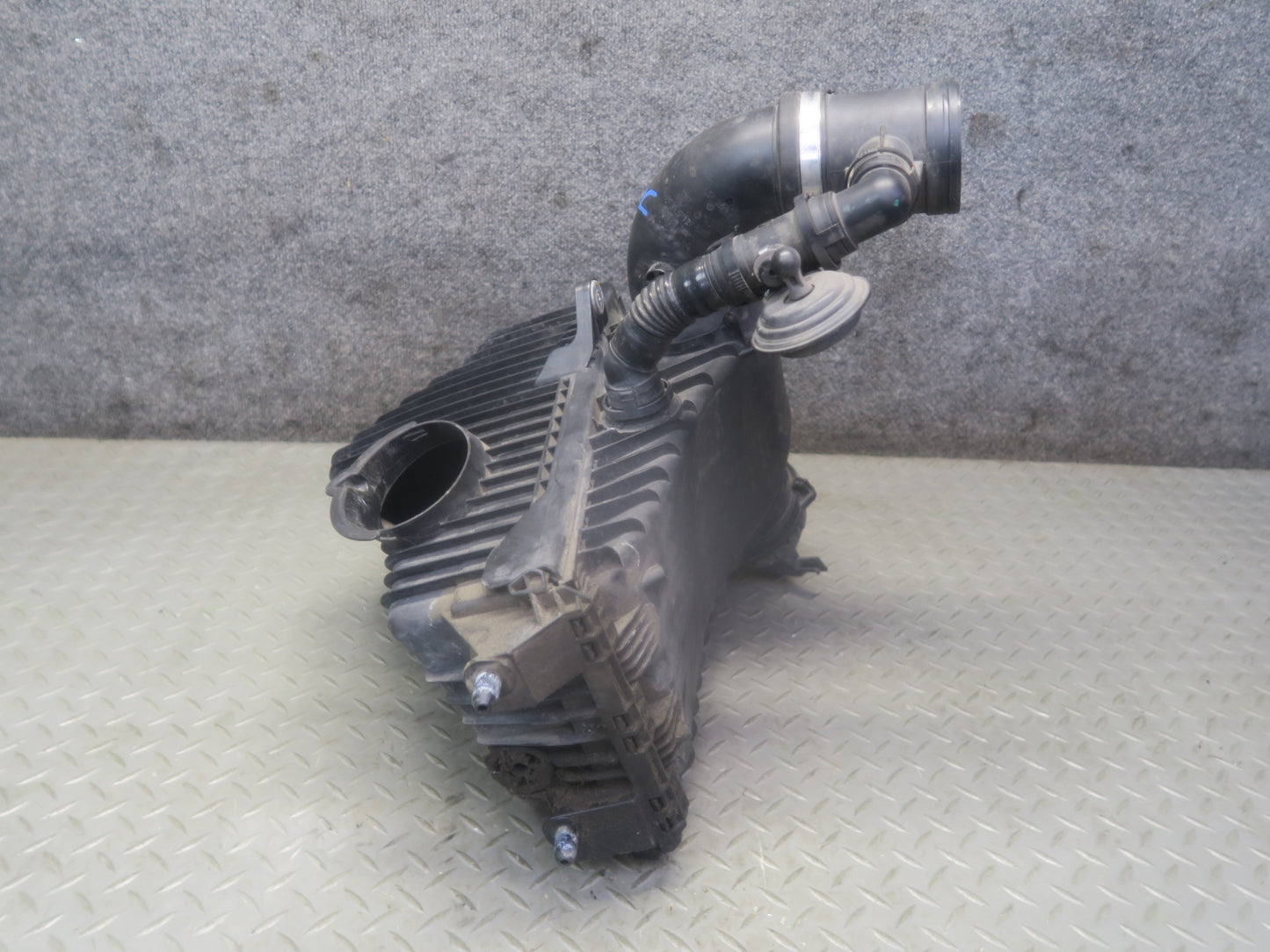 11-16 Porsche Cayenne 958 4.8L NA Right Air Intake Cleaner Filter Box w MAF Sens