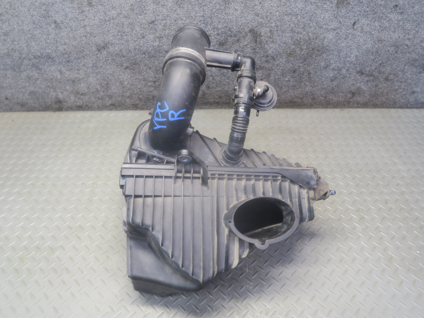 11-16 Porsche Cayenne 958 4.8L NA Right Air Intake Cleaner Filter Box w MAF Sens