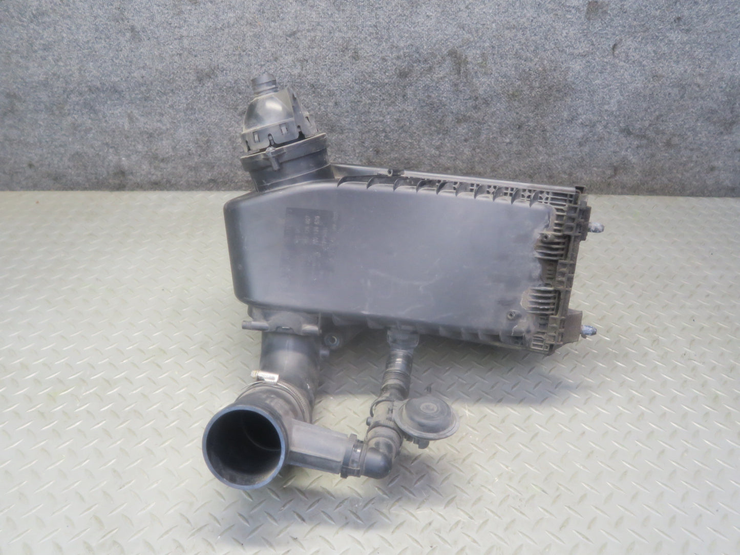 11-16 Porsche Cayenne 958 4.8L NA Right Air Intake Cleaner Filter Box w MAF Sens