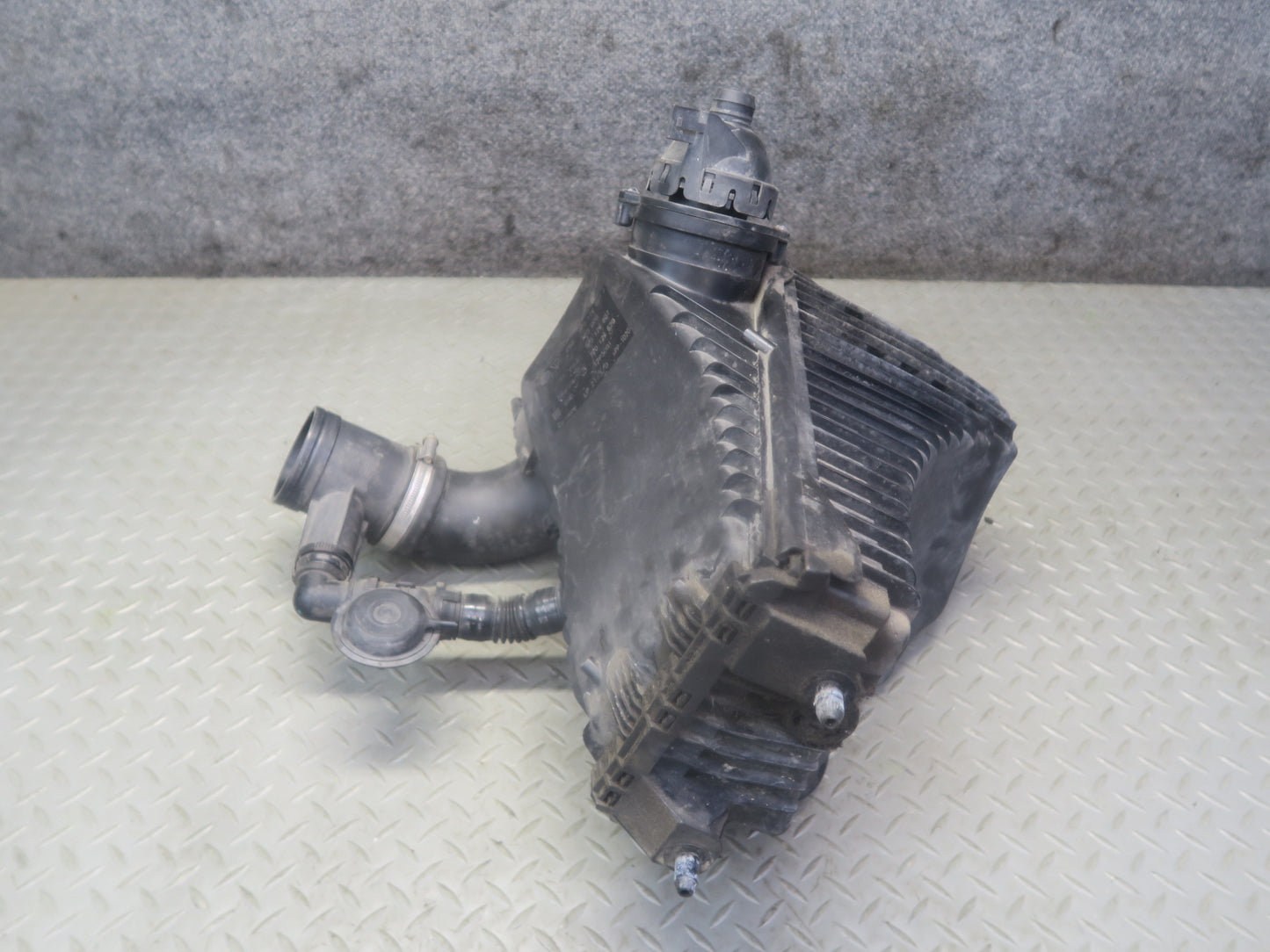 11-16 Porsche Cayenne 958 4.8L NA Right Air Intake Cleaner Filter Box w MAF Sens
