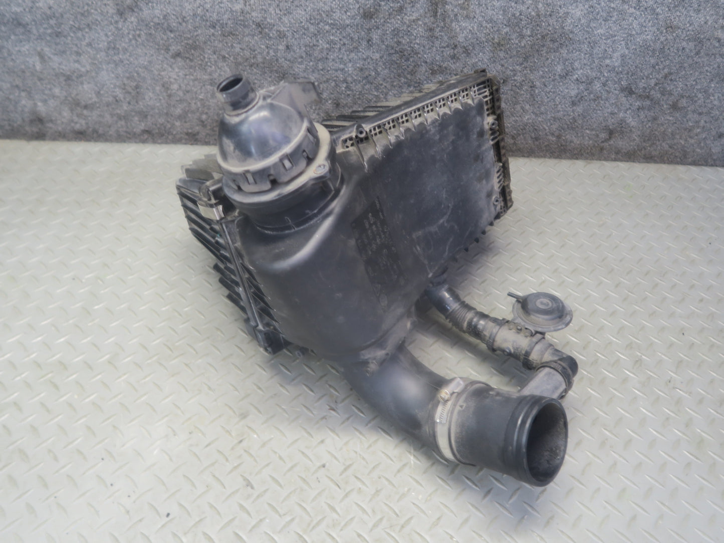 11-16 Porsche Cayenne 958 4.8L NA Right Air Intake Cleaner Filter Box w MAF Sens