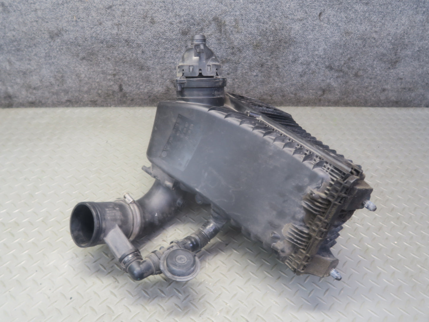 11-16 Porsche Cayenne 958 4.8L NA Right Air Intake Cleaner Filter Box w MAF Sens