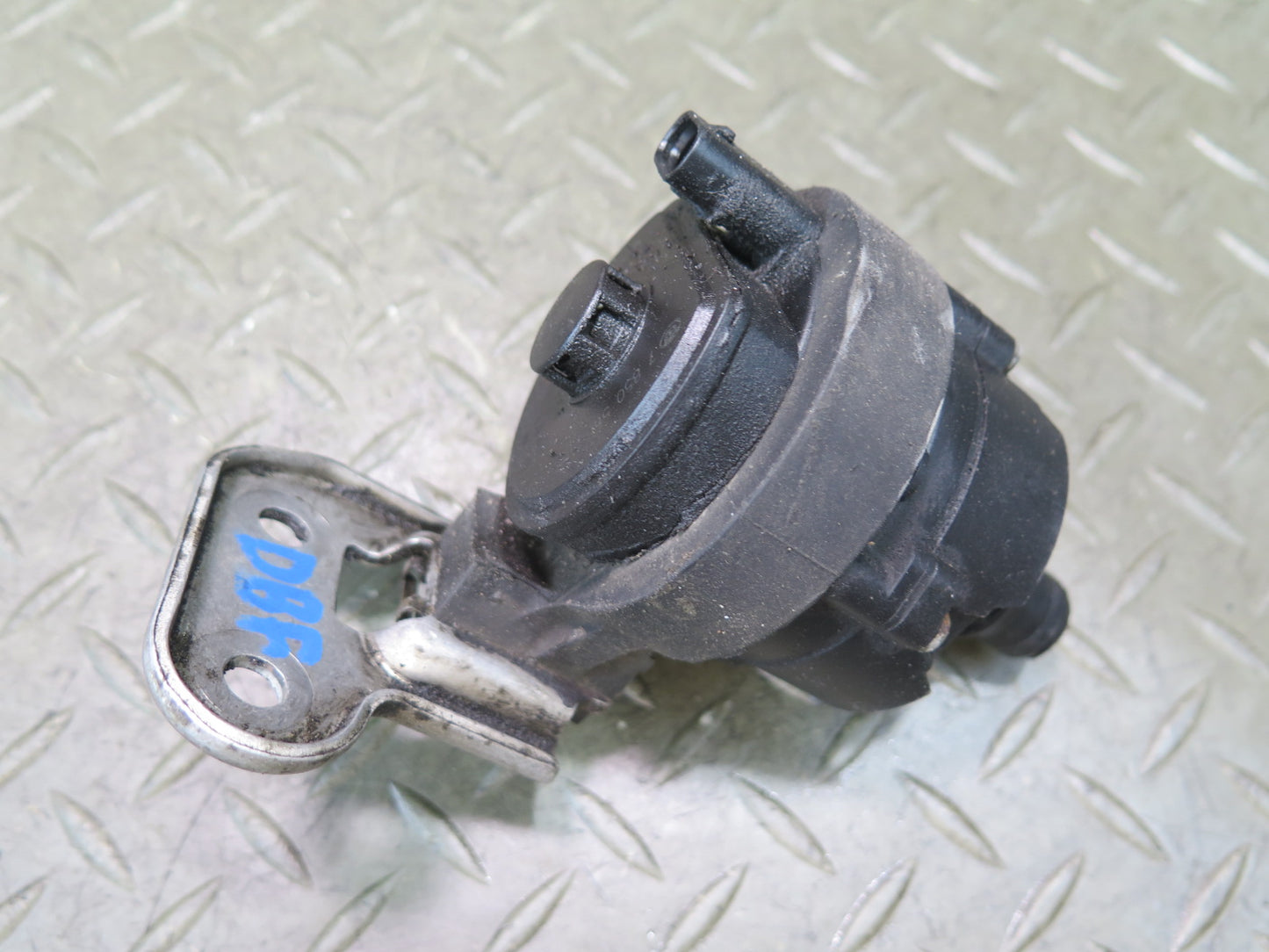 2015-2020 BMW F82 F83 M4 S55 Engine Auxiliary Electric Water Pump W/ Bracket