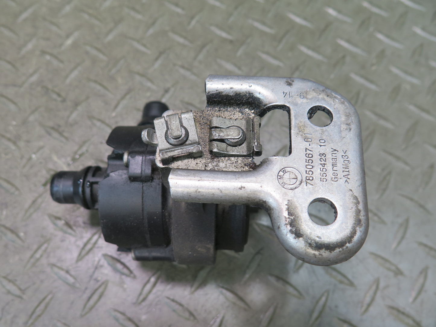 2015-2020 BMW F82 F83 M4 S55 Engine Auxiliary Electric Water Pump W/ Bracket