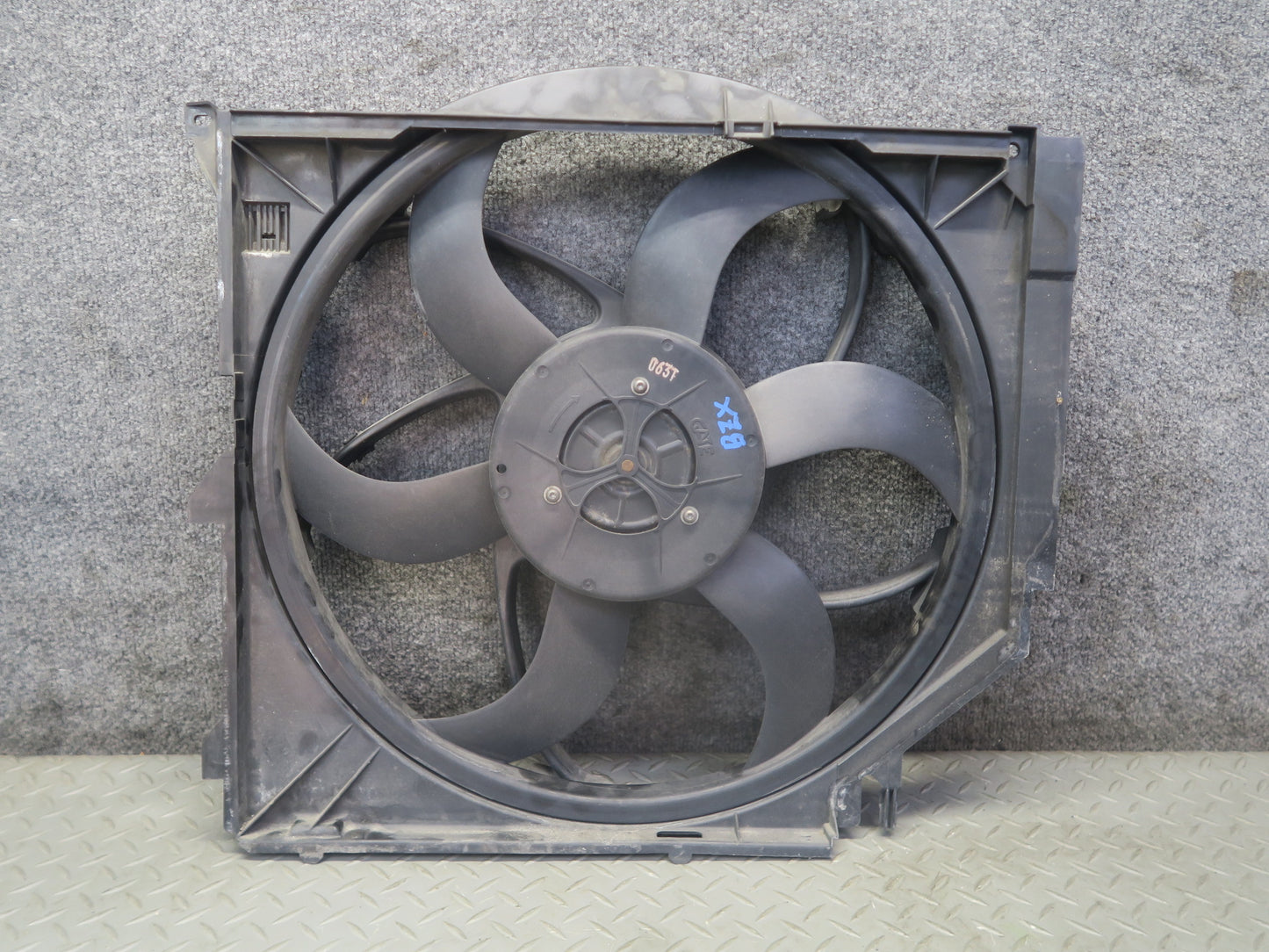 03-08 BMW E85 Z4 M/T M54 Engine Cooling Fan Motor Shroud 6925702 OEM