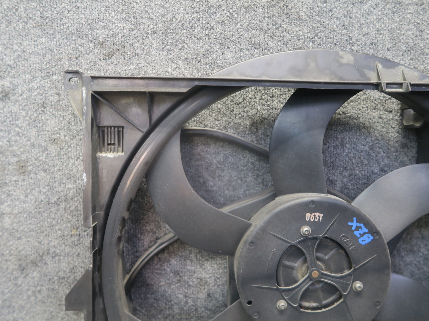 03-08 BMW E85 Z4 M/T M54 Engine Cooling Fan Motor Shroud 6925702 OEM