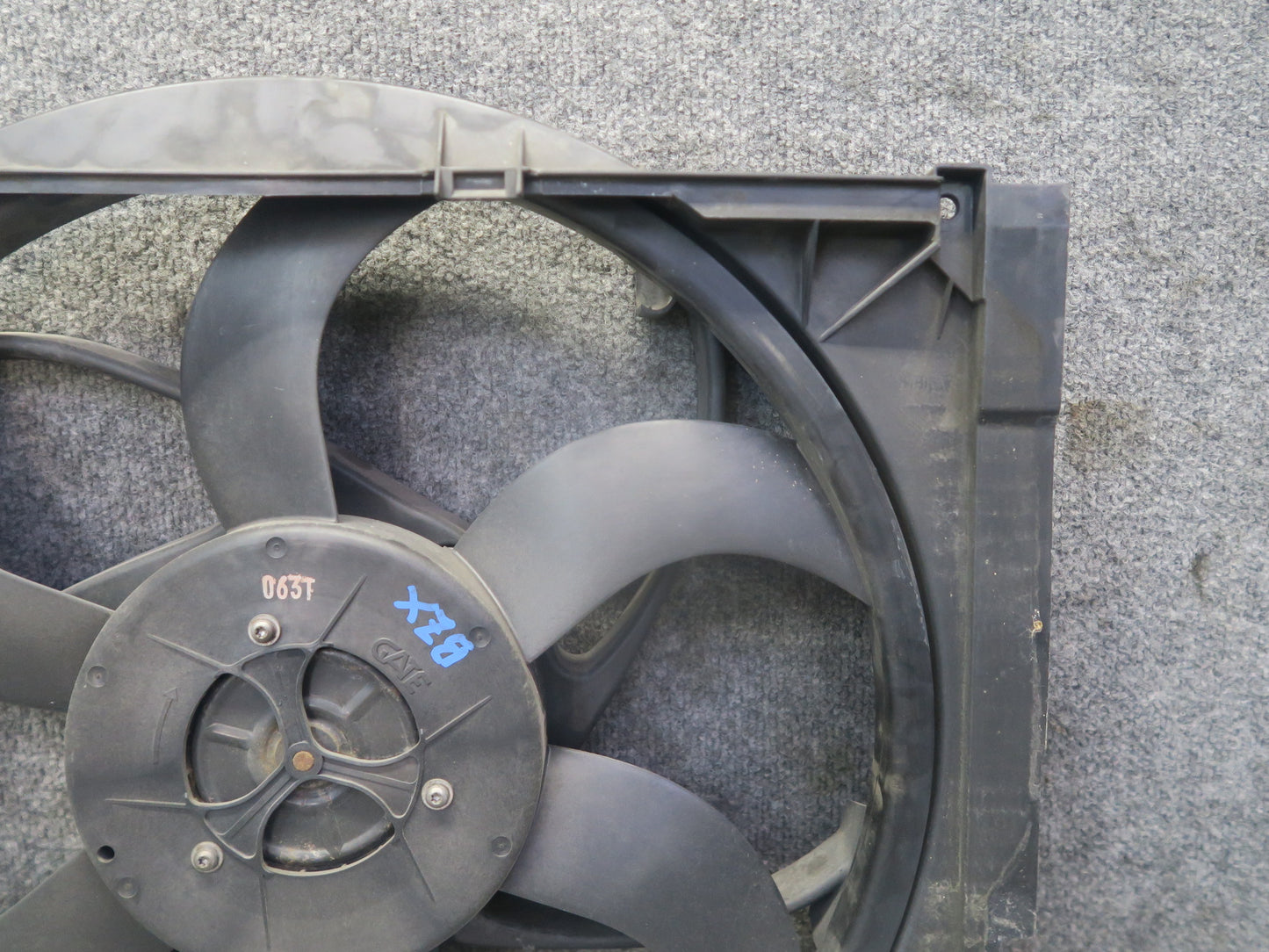 03-08 BMW E85 Z4 M/T M54 Engine Cooling Fan Motor Shroud 6925702 OEM