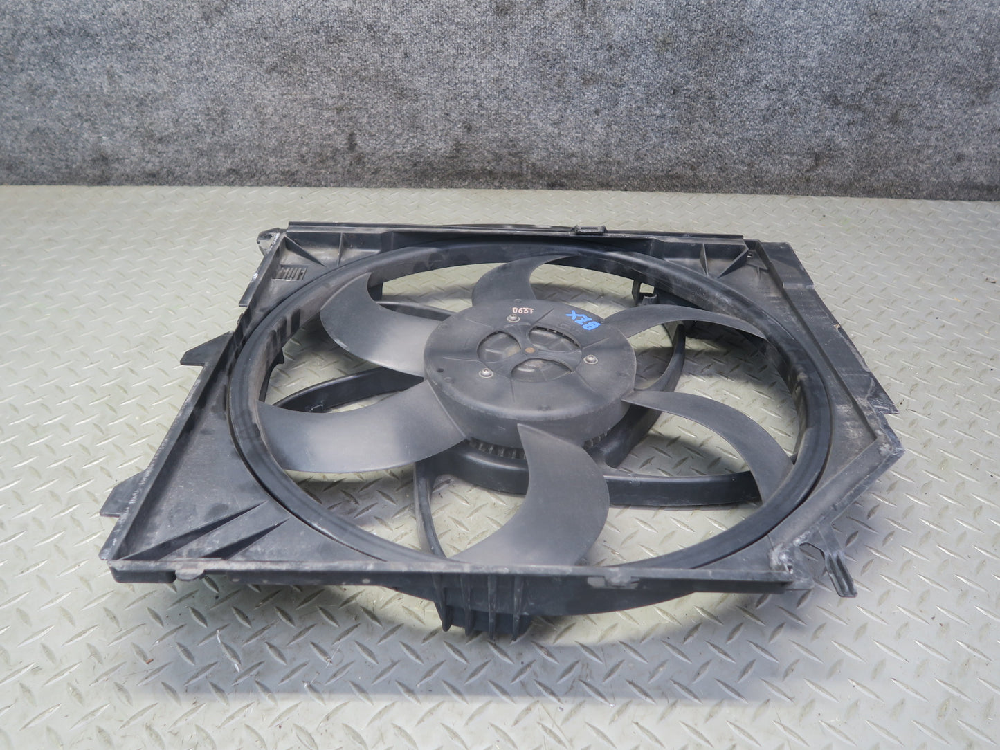 03-08 BMW E85 Z4 M/T M54 Engine Cooling Fan Motor Shroud 6925702 OEM