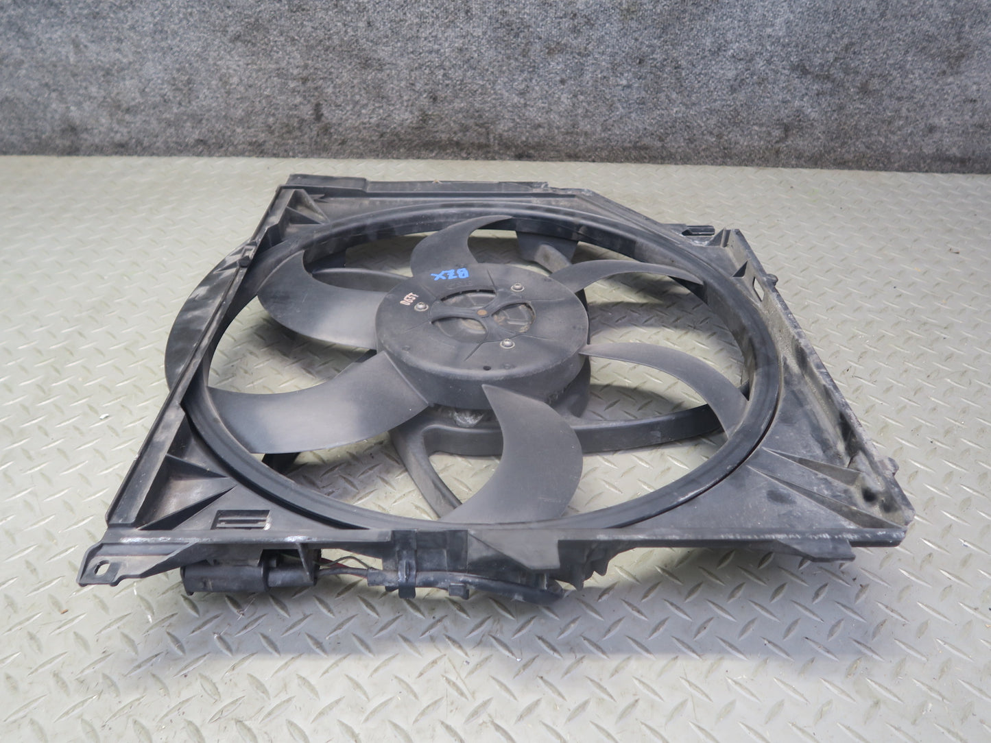 03-08 BMW E85 Z4 M/T M54 Engine Cooling Fan Motor Shroud 6925702 OEM