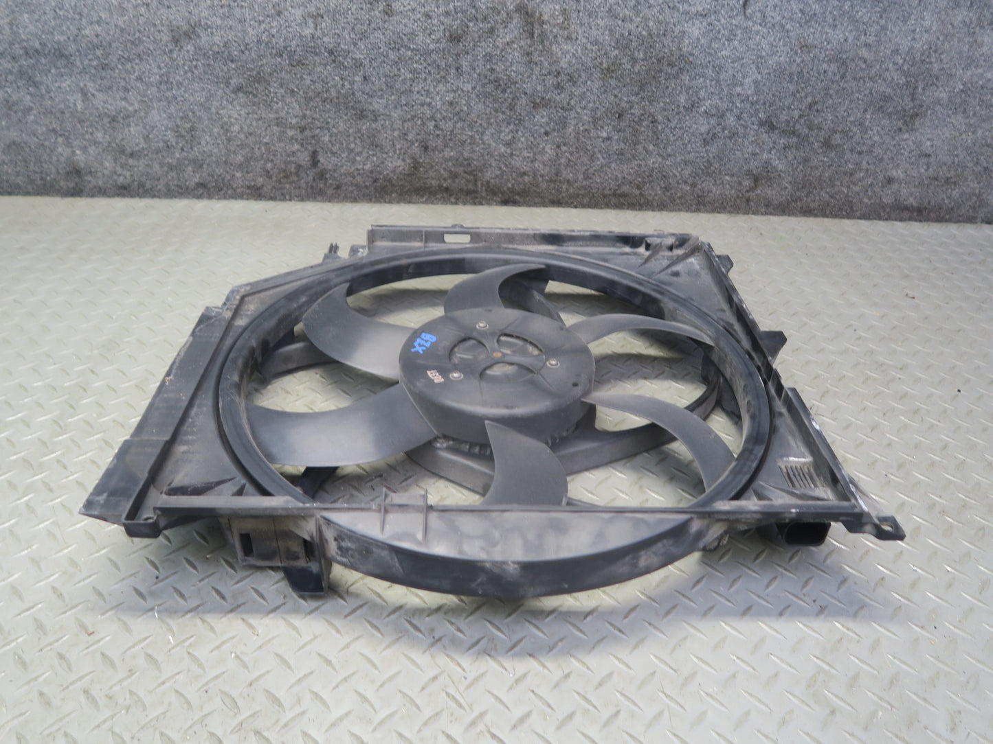 03-08 BMW E85 Z4 M/T M54 Engine Cooling Fan Motor Shroud 6925702 OEM
