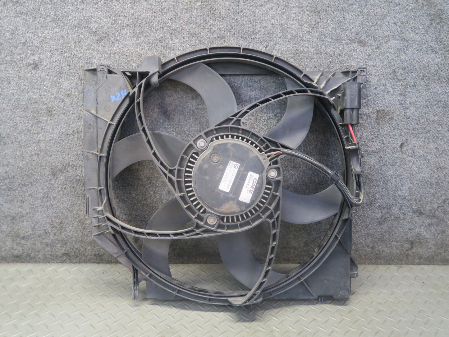 03-08 BMW E85 Z4 M/T M54 Engine Cooling Fan Motor Shroud 6925702 OEM