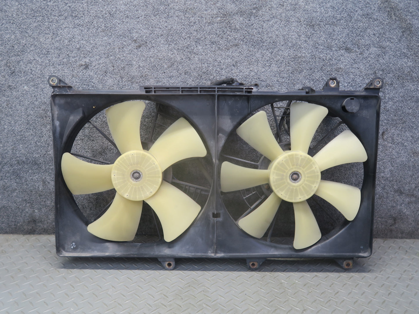 01-05 Lexus JCE10L IS300 Engine Radiator Cooling Fan Motor Shroud OEM