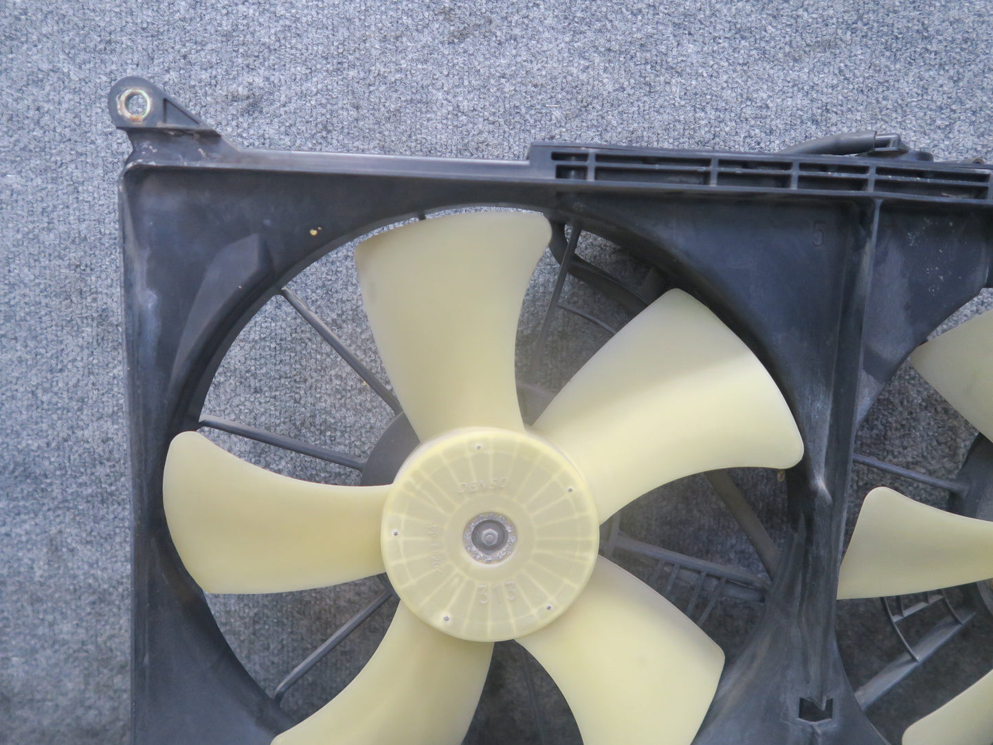01-05 Lexus JCE10L IS300 Engine Radiator Cooling Fan Motor Shroud OEM