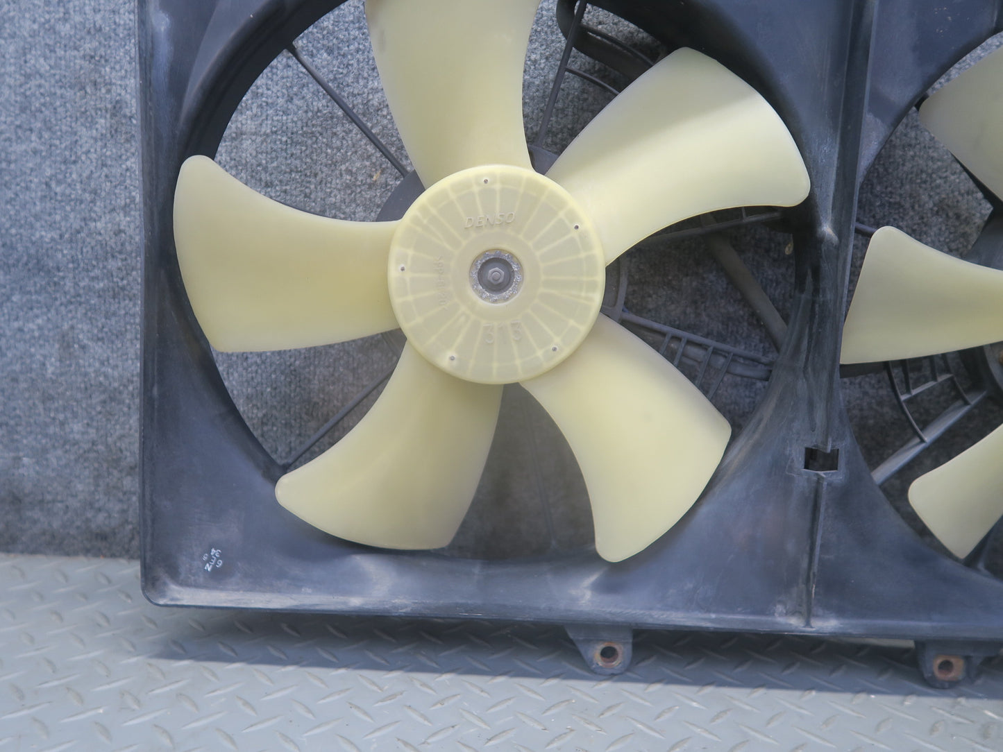 01-05 Lexus JCE10L IS300 Engine Radiator Cooling Fan Motor Shroud OEM