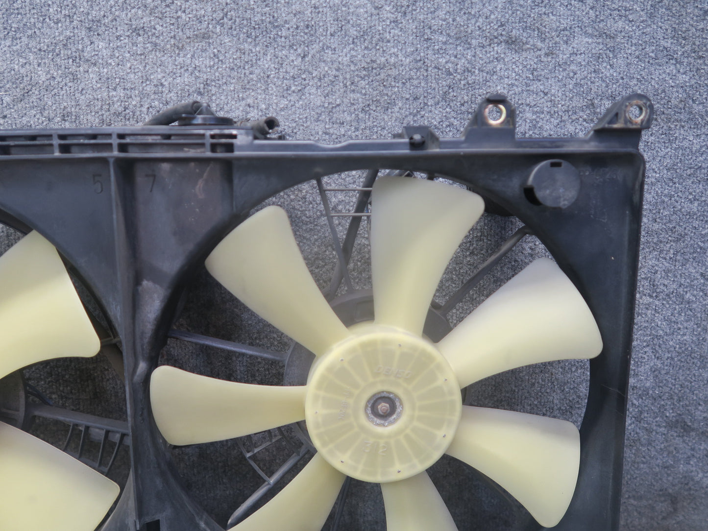 01-05 Lexus JCE10L IS300 Engine Radiator Cooling Fan Motor Shroud OEM