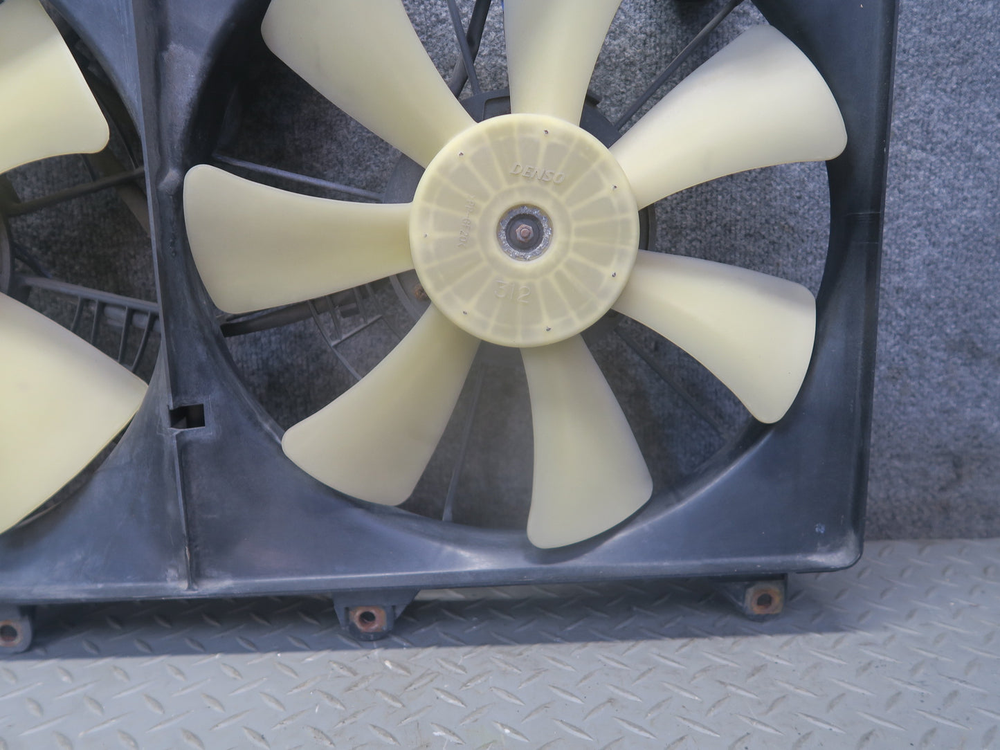 01-05 Lexus JCE10L IS300 Engine Radiator Cooling Fan Motor Shroud OEM