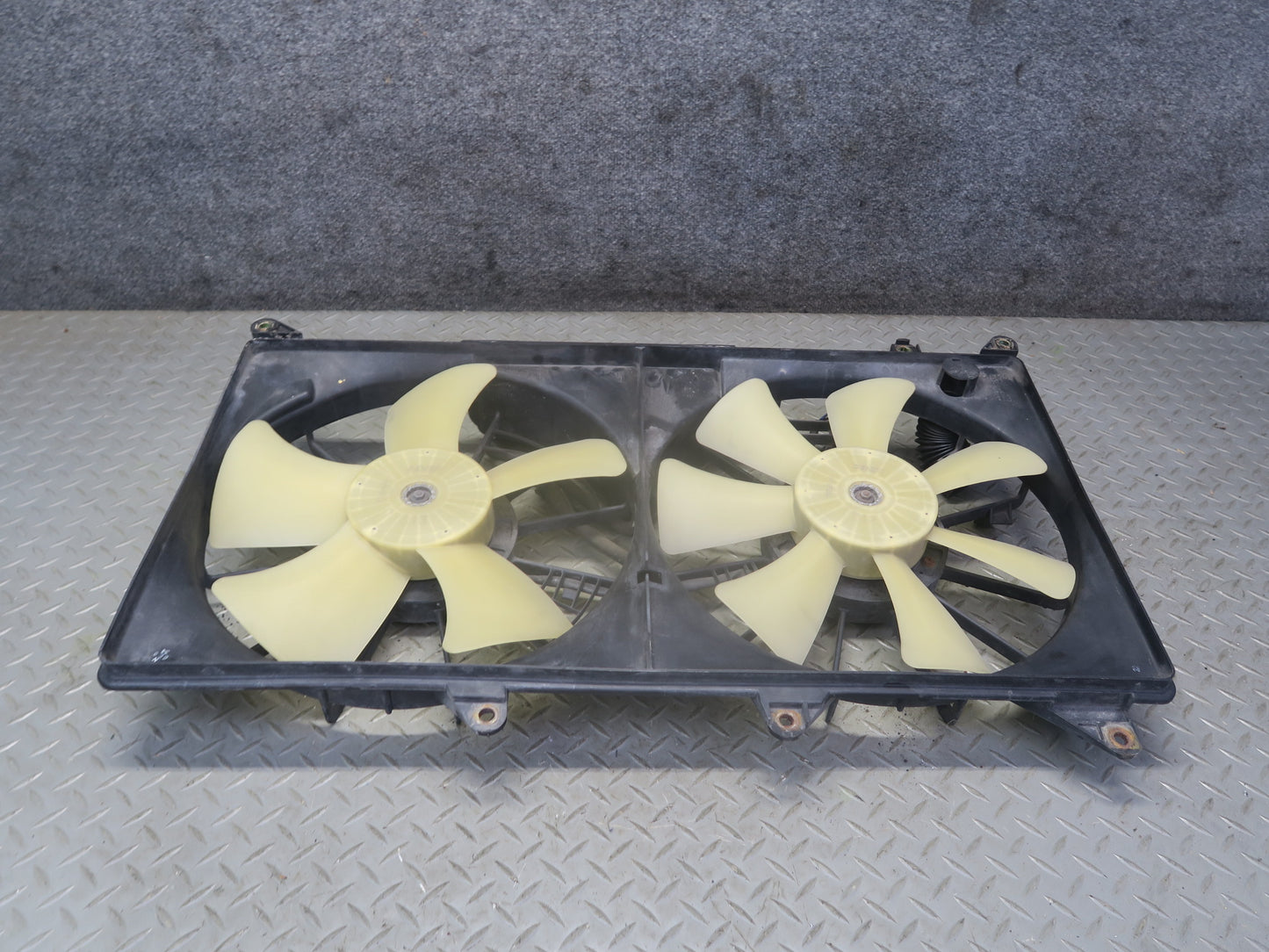 01-05 Lexus JCE10L IS300 Engine Radiator Cooling Fan Motor Shroud OEM