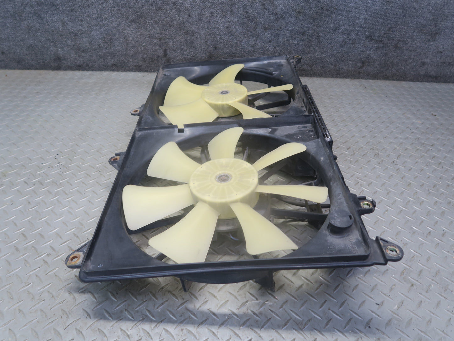 01-05 Lexus JCE10L IS300 Engine Radiator Cooling Fan Motor Shroud OEM