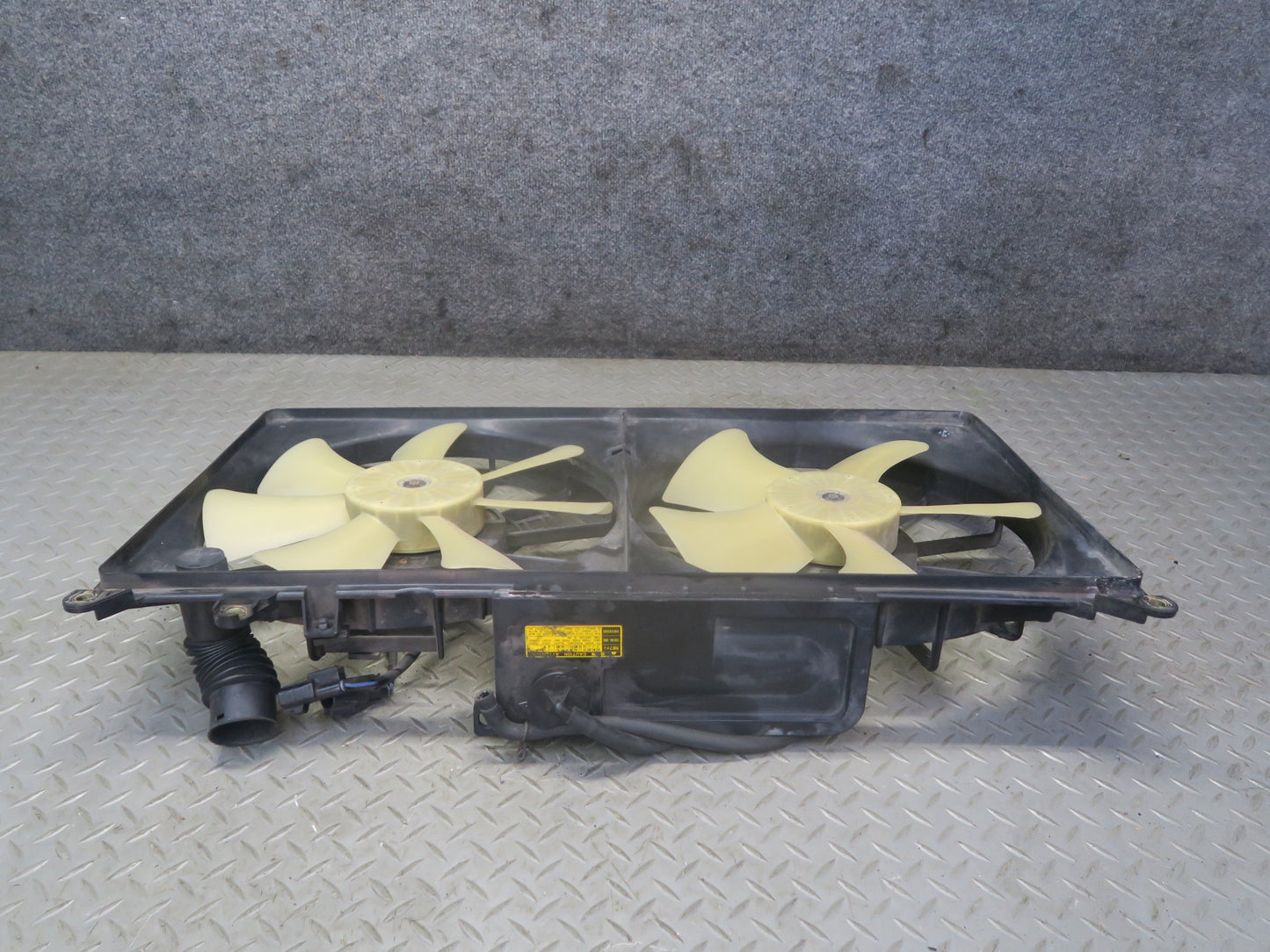 01-05 Lexus JCE10L IS300 Engine Radiator Cooling Fan Motor Shroud OEM
