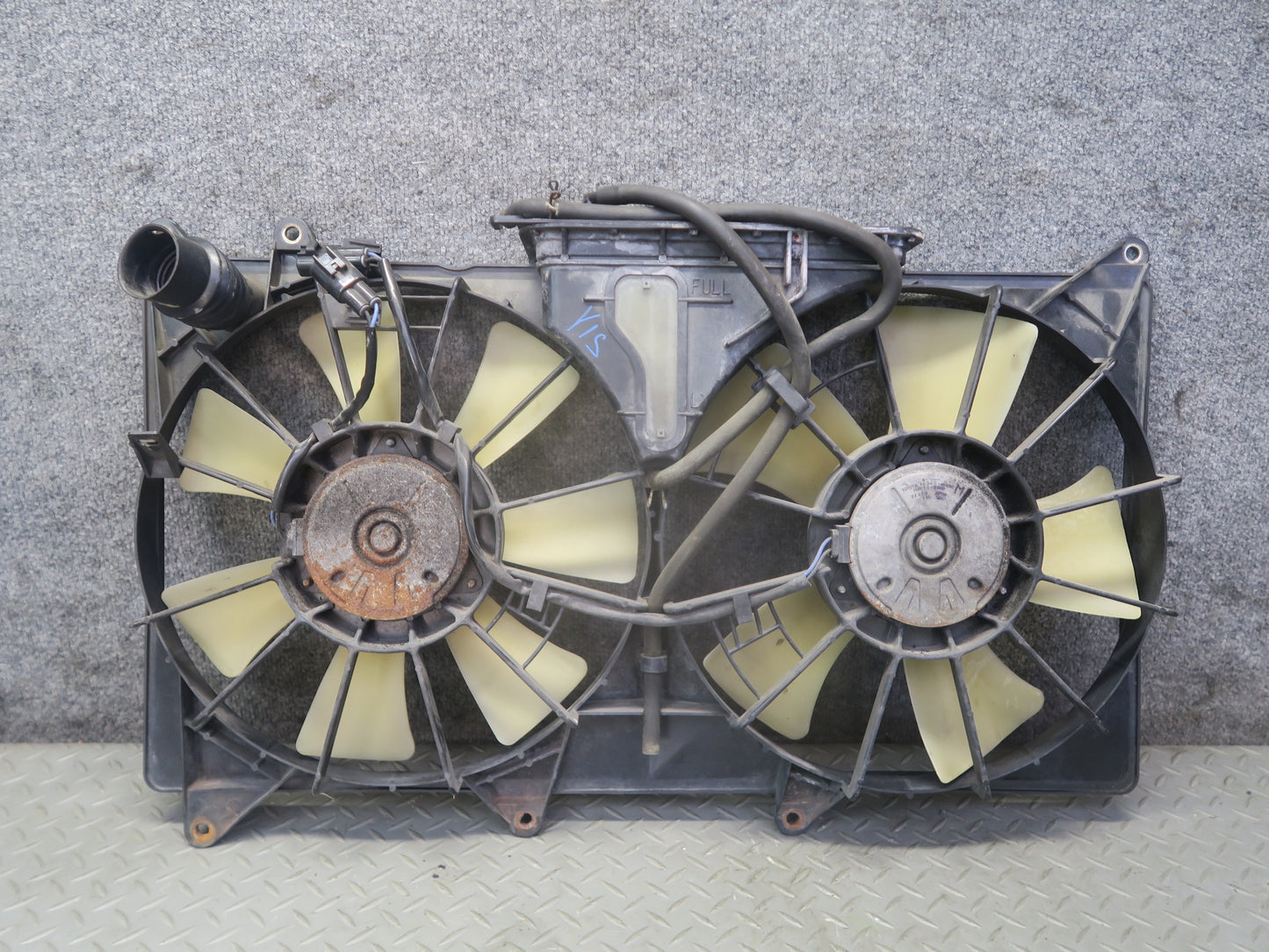 01-05 Lexus JCE10L IS300 Engine Radiator Cooling Fan Motor Shroud OEM