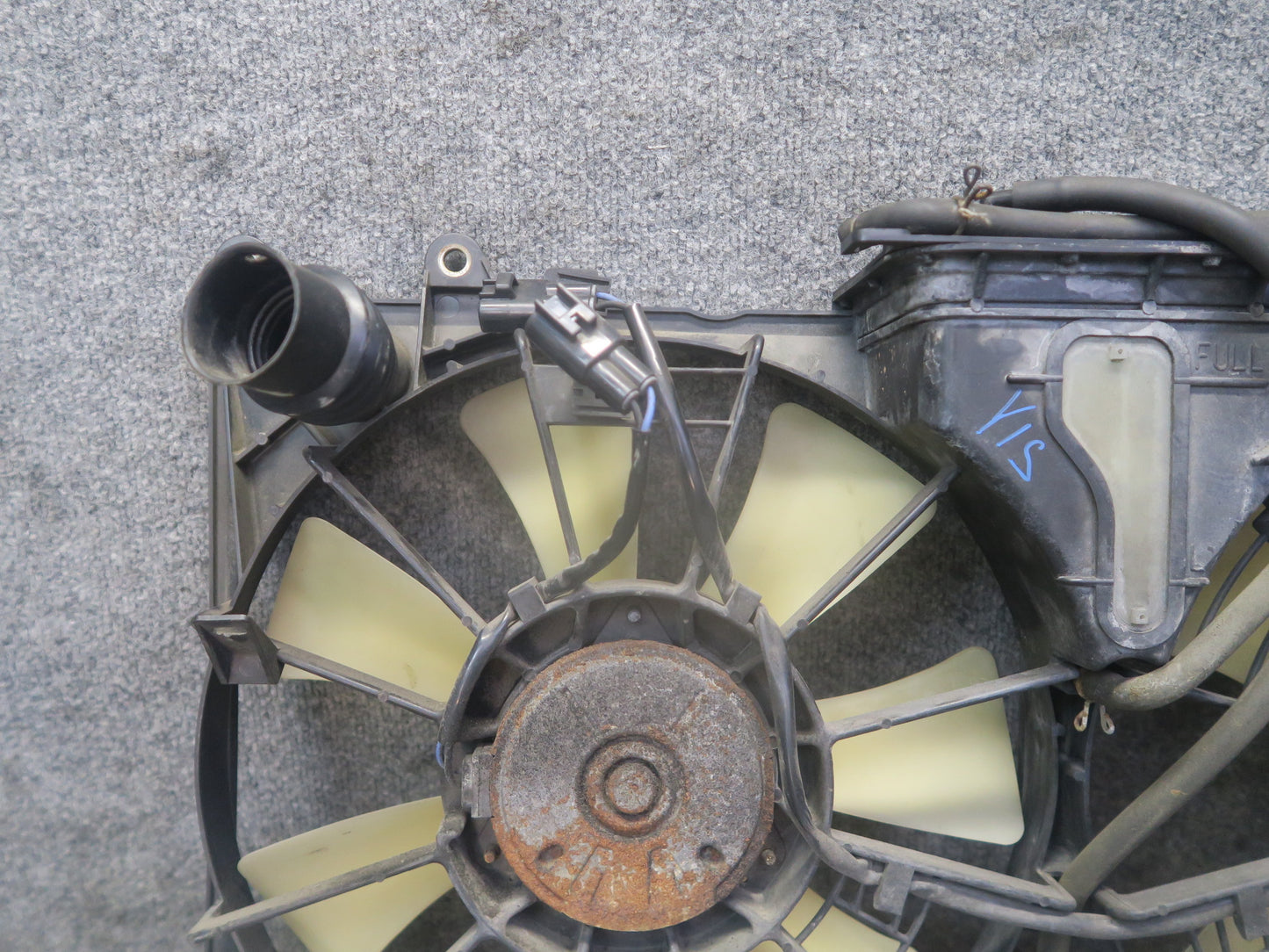 01-05 Lexus JCE10L IS300 Engine Radiator Cooling Fan Motor Shroud OEM