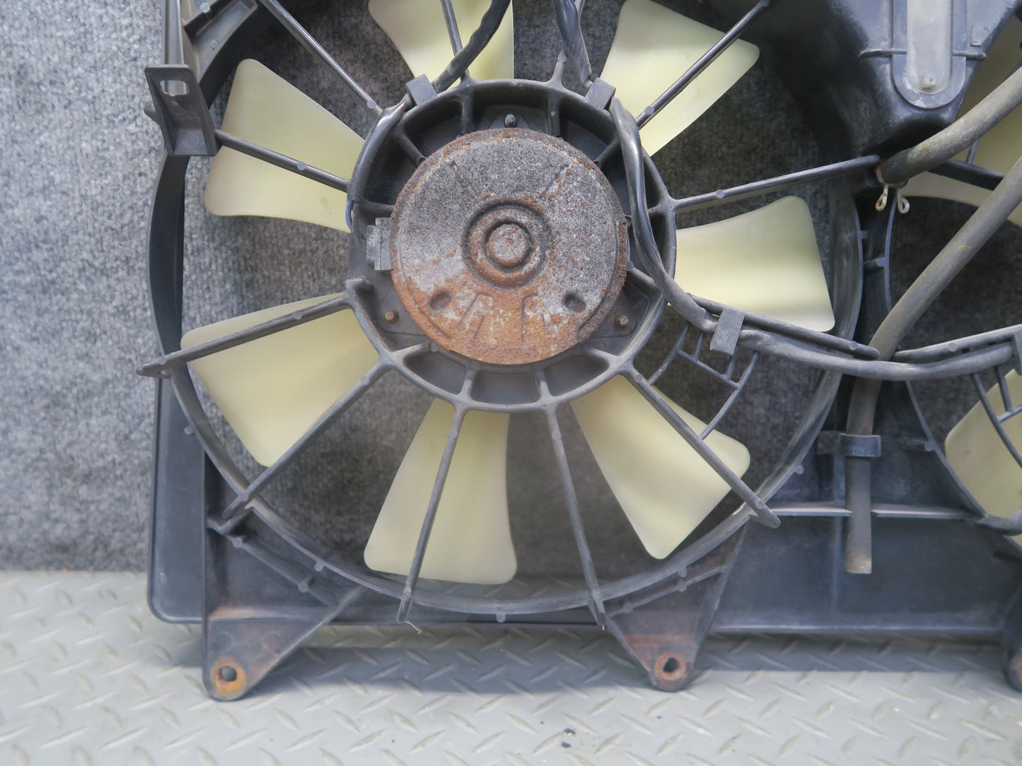 01-05 Lexus JCE10L IS300 Engine Radiator Cooling Fan Motor Shroud OEM